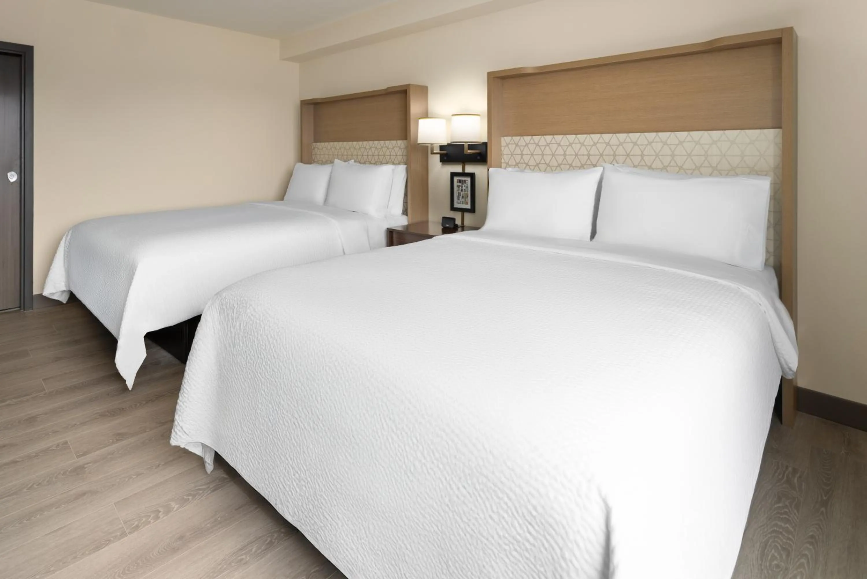 Bed in Holiday Inn & Suites Richmond West End by IHG