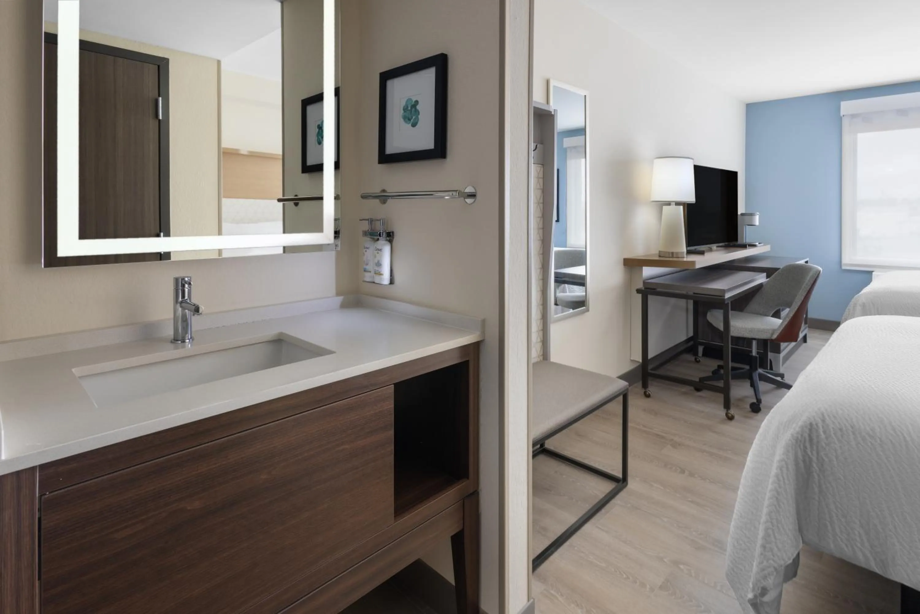 Bed in Holiday Inn & Suites Richmond West End by IHG