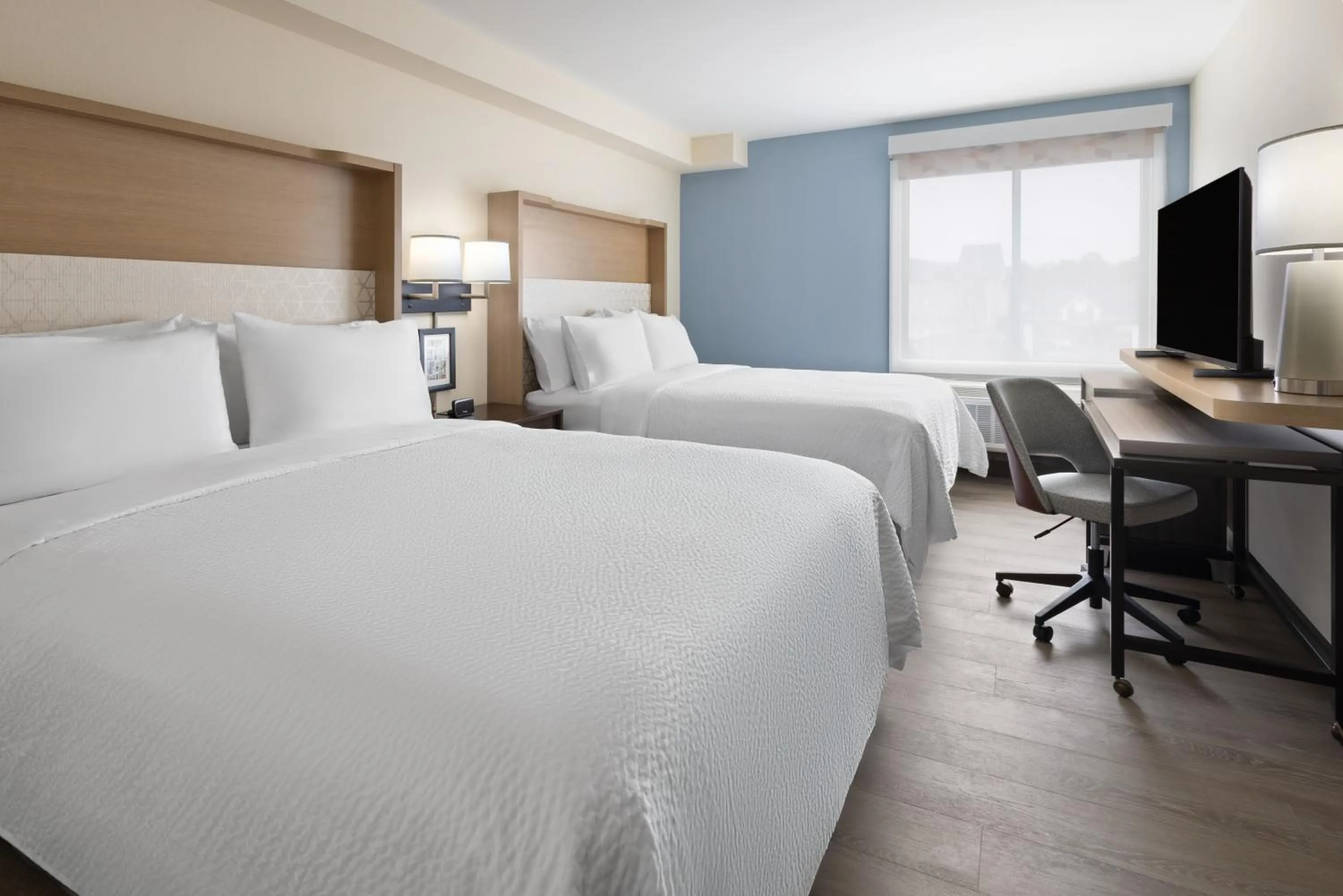Bed in Holiday Inn & Suites Richmond West End by IHG