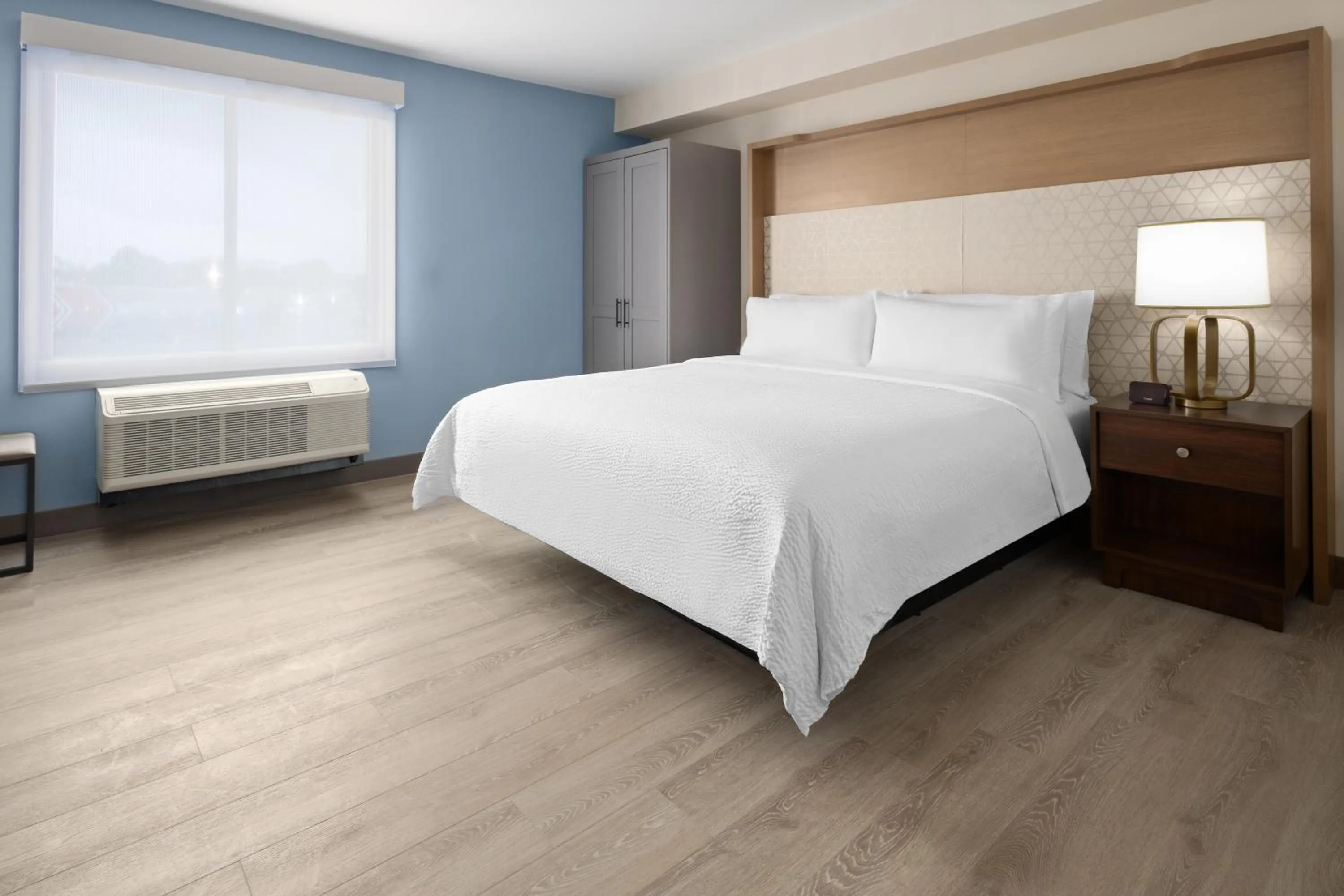 Bed in Holiday Inn & Suites Richmond West End by IHG