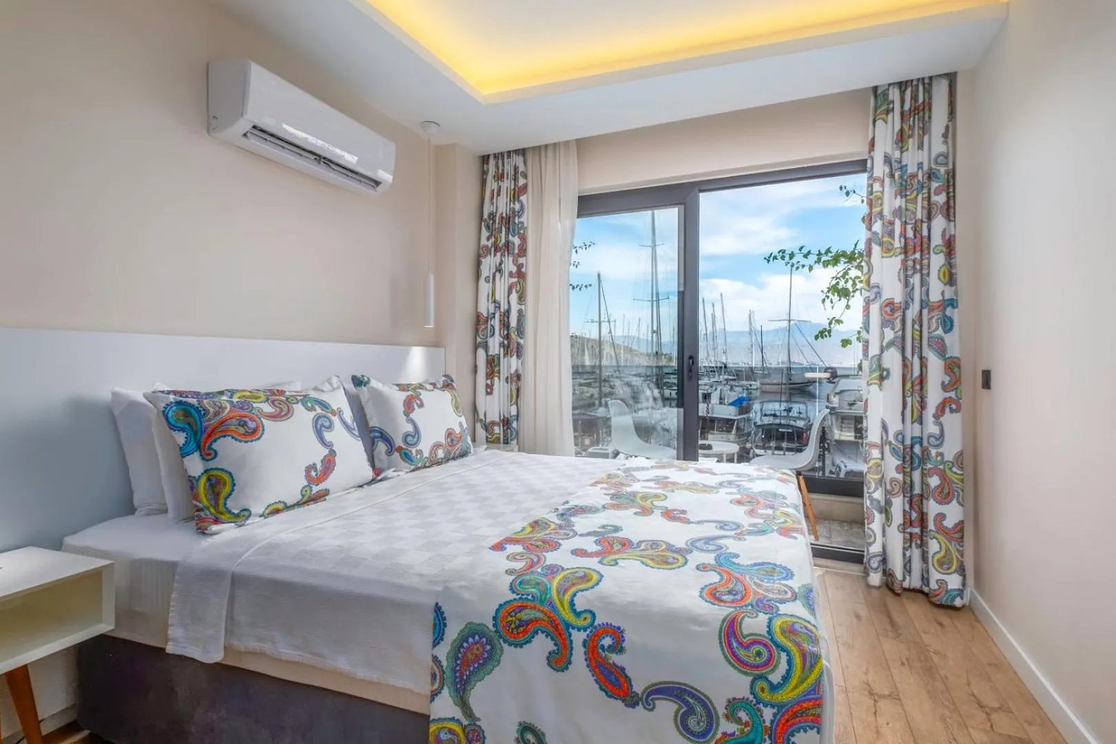 Restaurant/places to eat, Bed in Ece Marina Suites