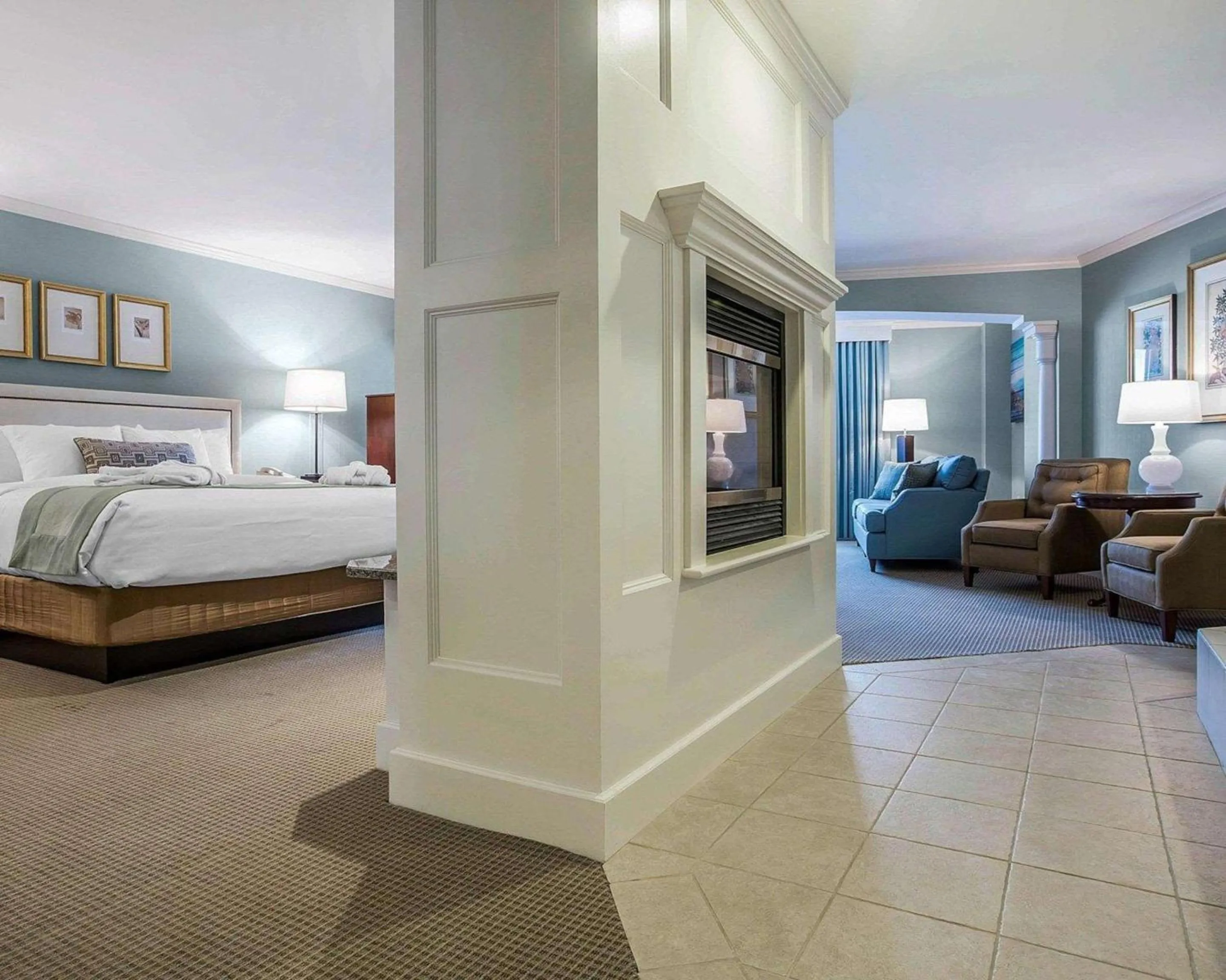 Photo of the whole room, Bed in Comfort Inn & Suites Near Burke Mountain