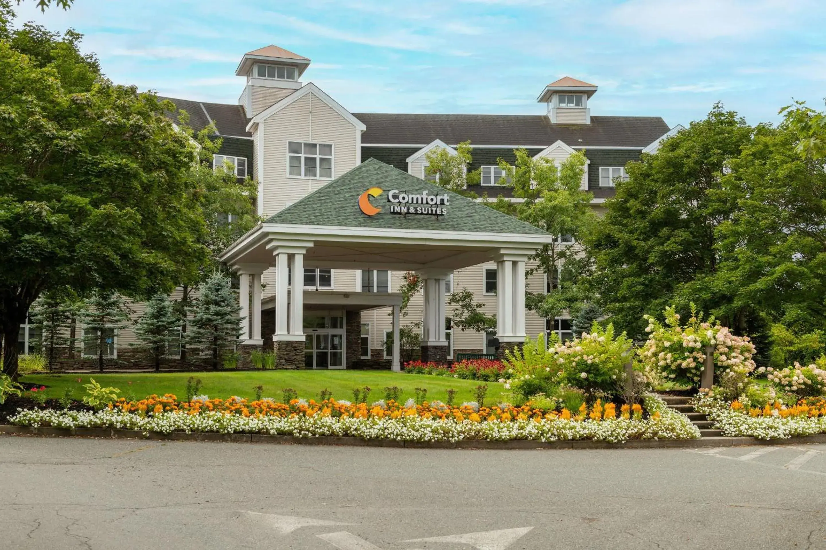 Property building in Comfort Inn & Suites Near Burke Mountain Property building in Comfort Inn & Suites Near Burke Mountain