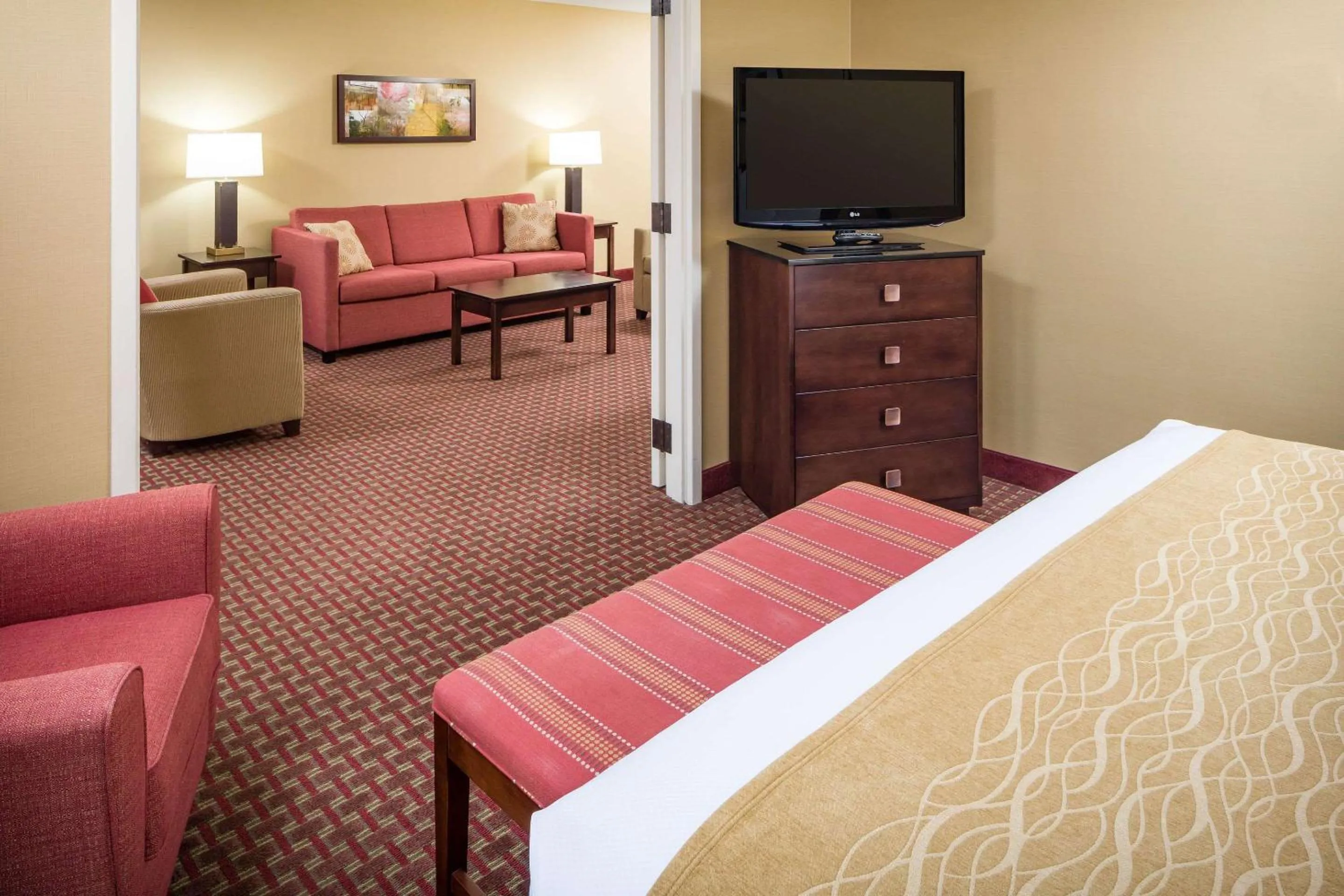 Photo of the whole room, Bed in Comfort Inn & Suites Near Burke Mountain