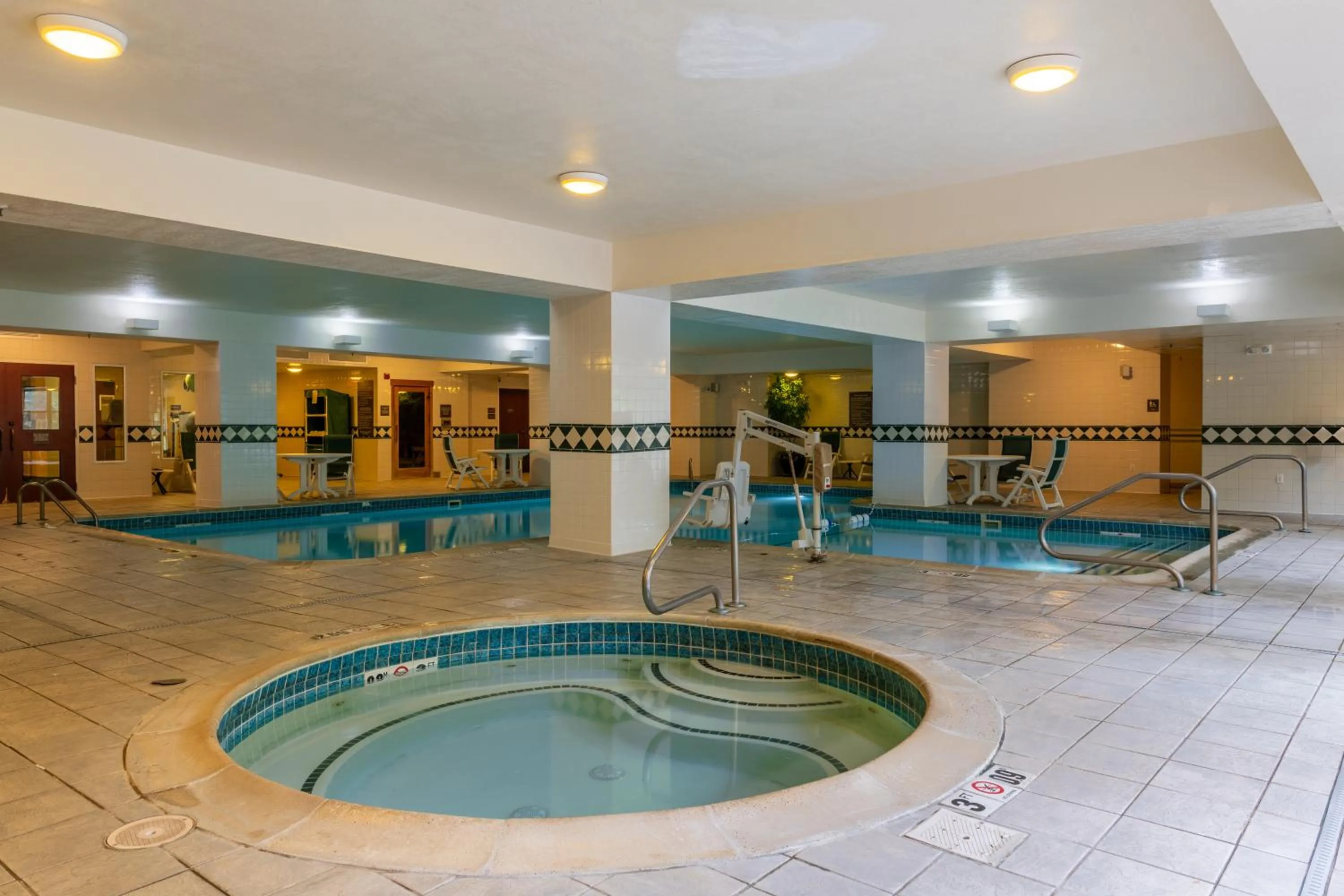Swimming pool in Comfort Inn & Suites Near Burke Mountain