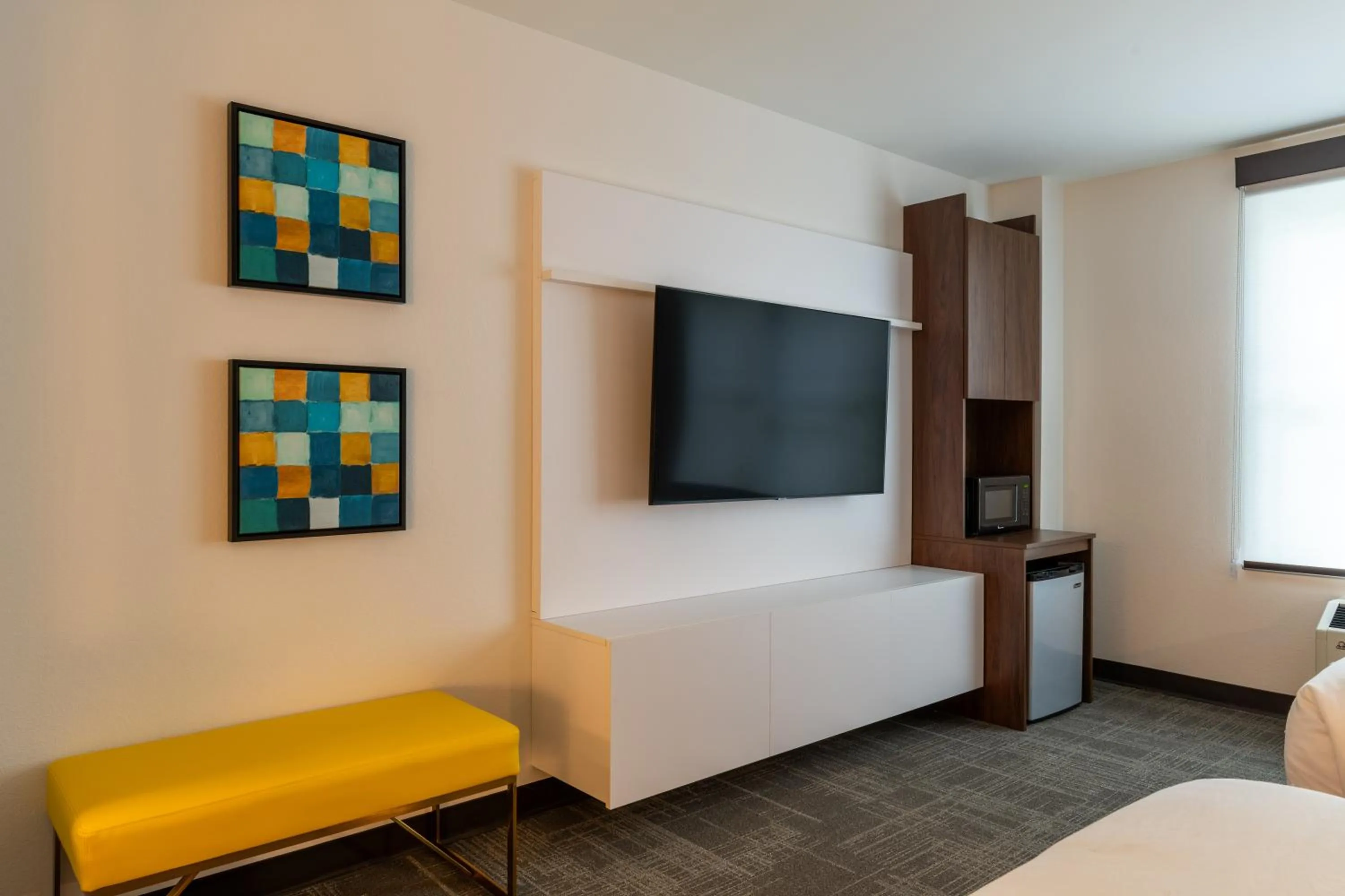 Living room, Bed in Comfort Inn & Suites Near Burke Mountain