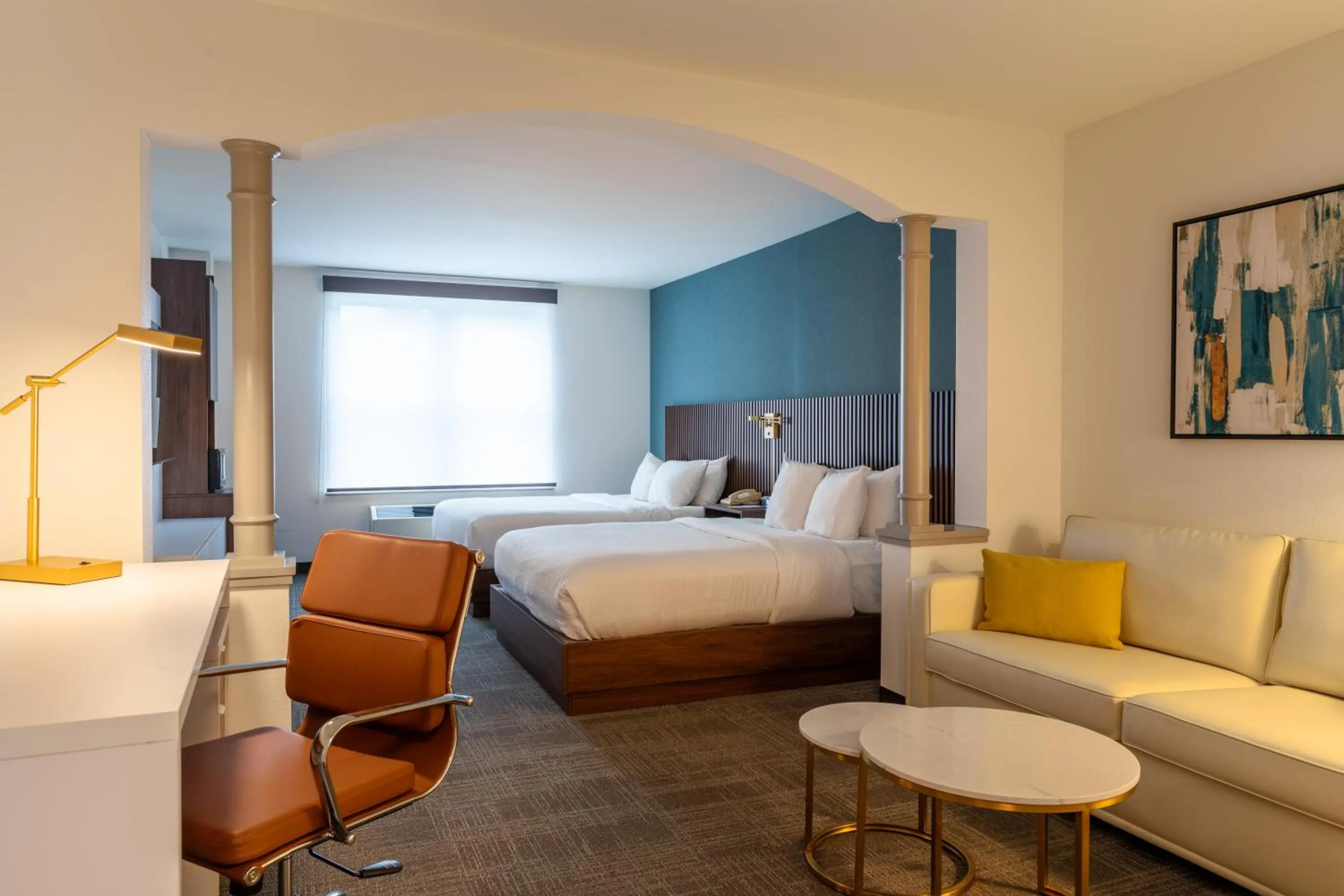 Seating area, Bed in Comfort Inn & Suites Near Burke Mountain