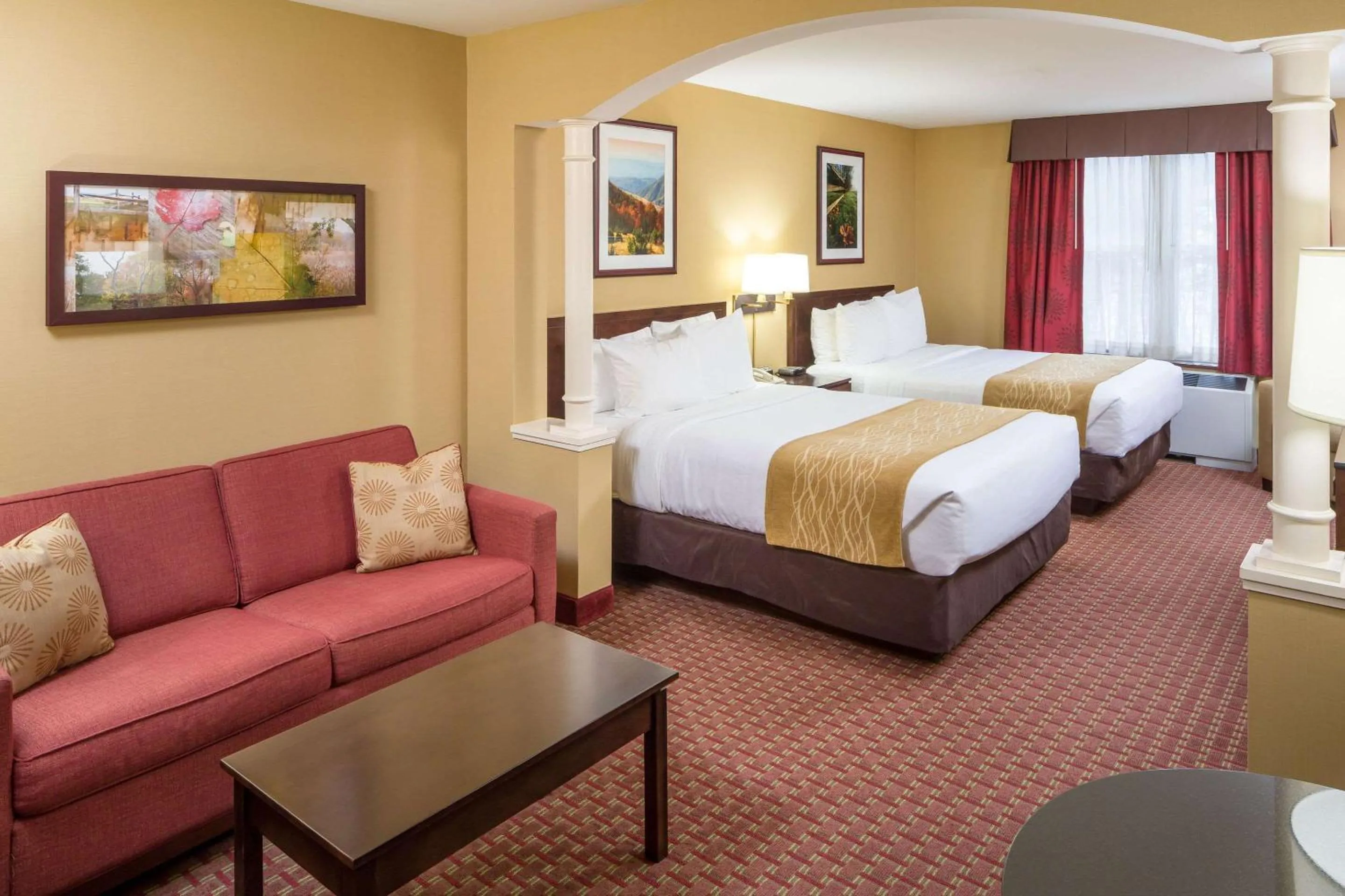 Photo of the whole room, Bed in Comfort Inn & Suites Near Burke Mountain