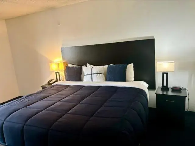 Bed in FairBridge Inn & Suites Sunnyside Bed in FairBridge Inn & Suites Sunnyside