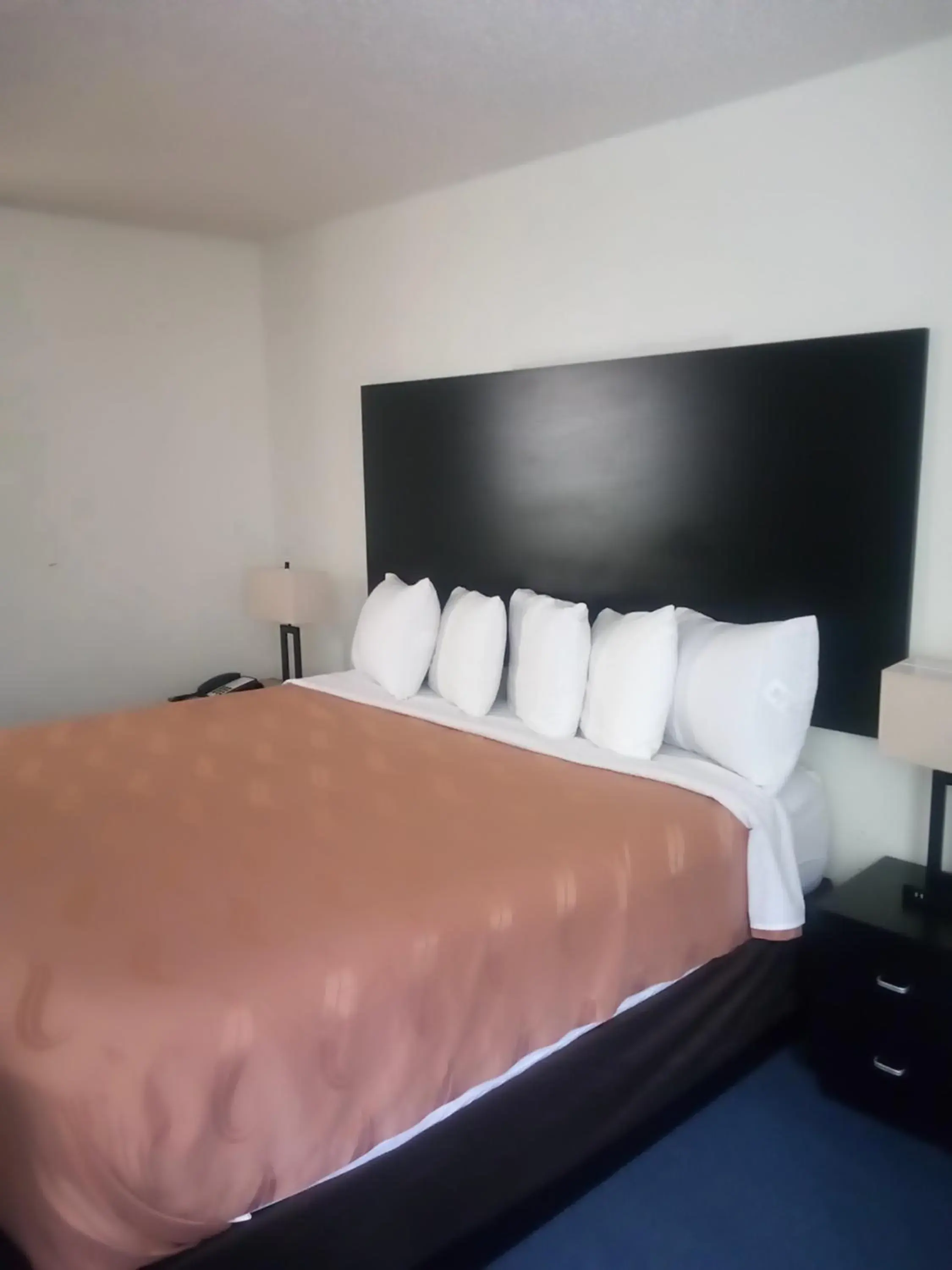 Bed in FairBridge Inn & Suites Sunnyside Bed in FairBridge Inn & Suites Sunnyside