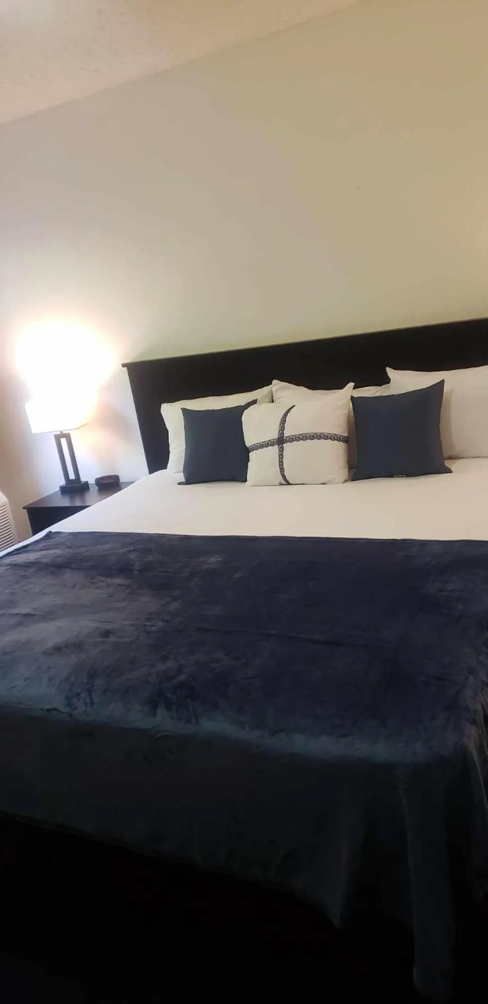 Bed in FairBridge Inn & Suites Sunnyside