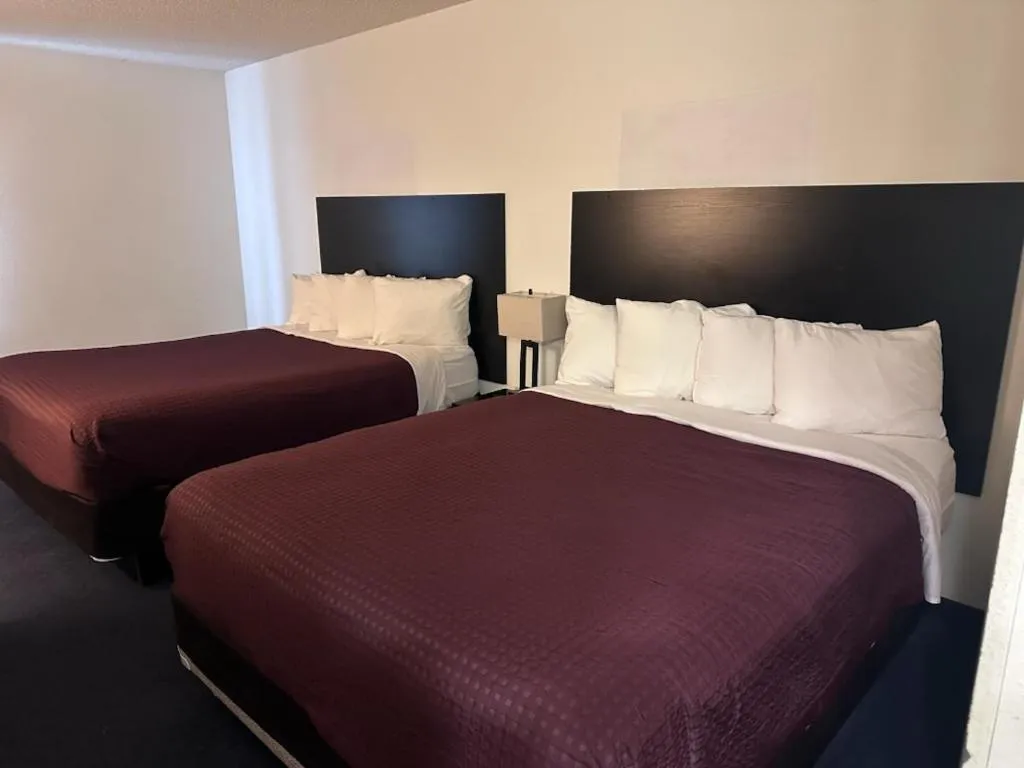 Bedroom, Bed in FairBridge Inn & Suites Sunnyside