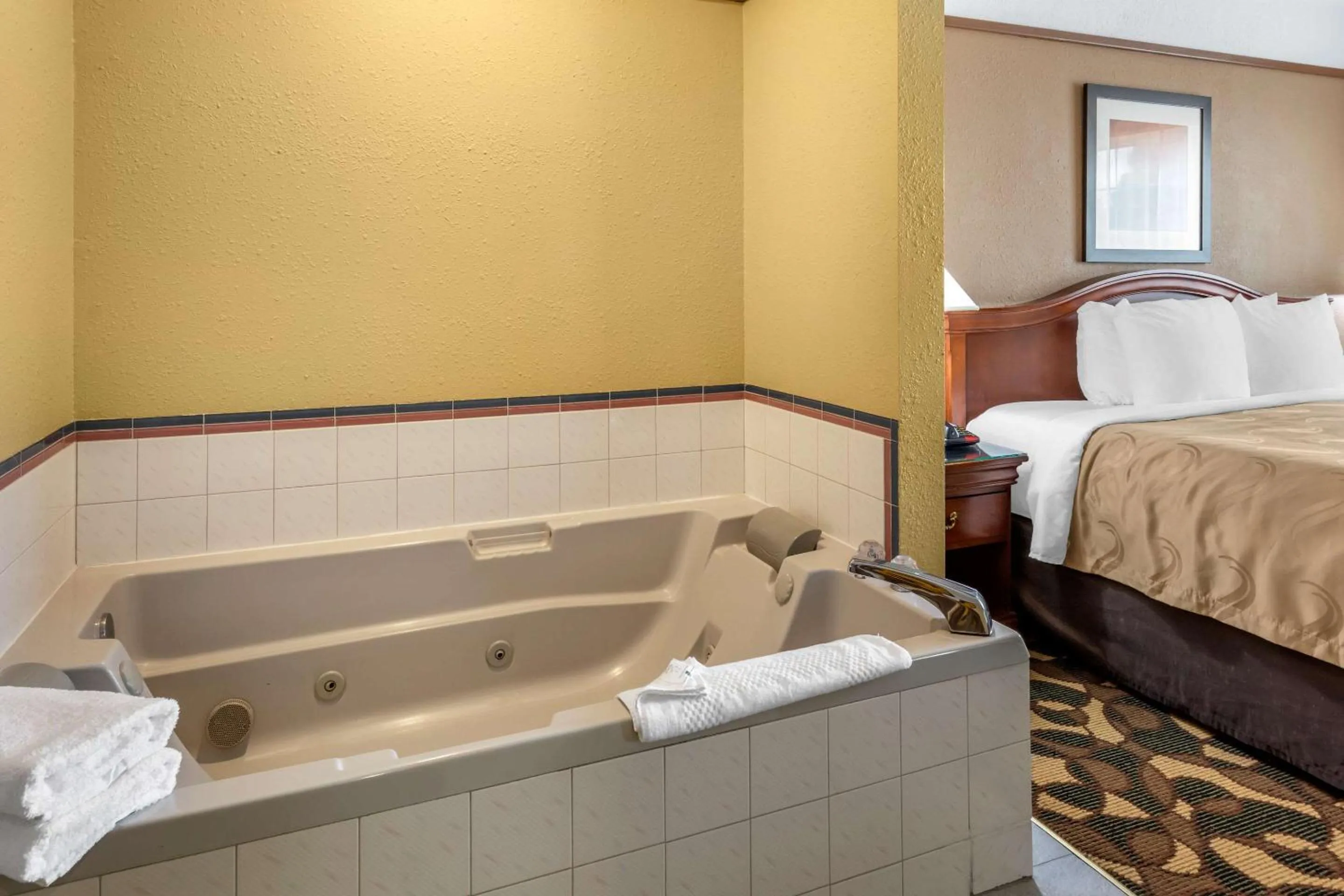 Photo of the whole room in Quality Inn Paradise Creek