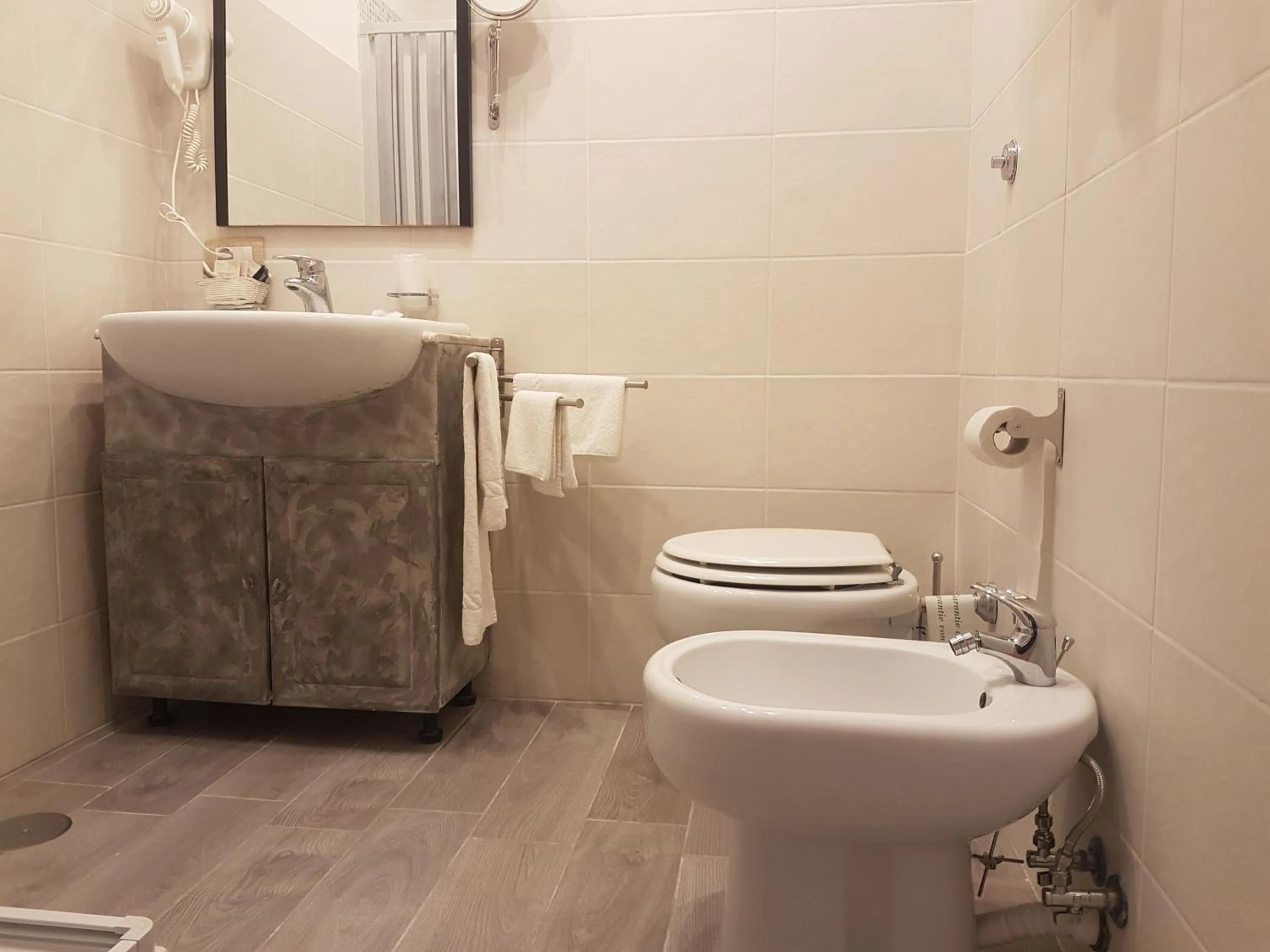 Shower in B&B Napoli Storica