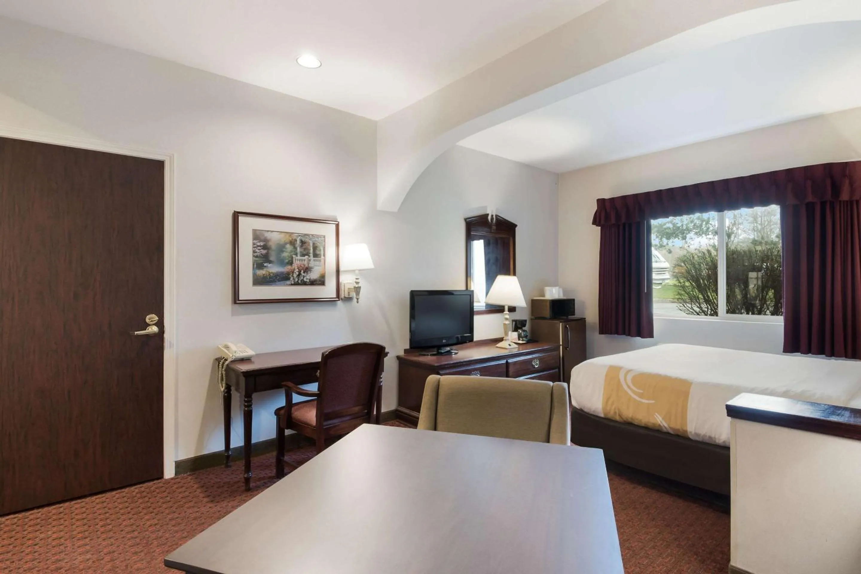 Photo of the whole room, Bed in Quality Inn Grand Suites Bellingham