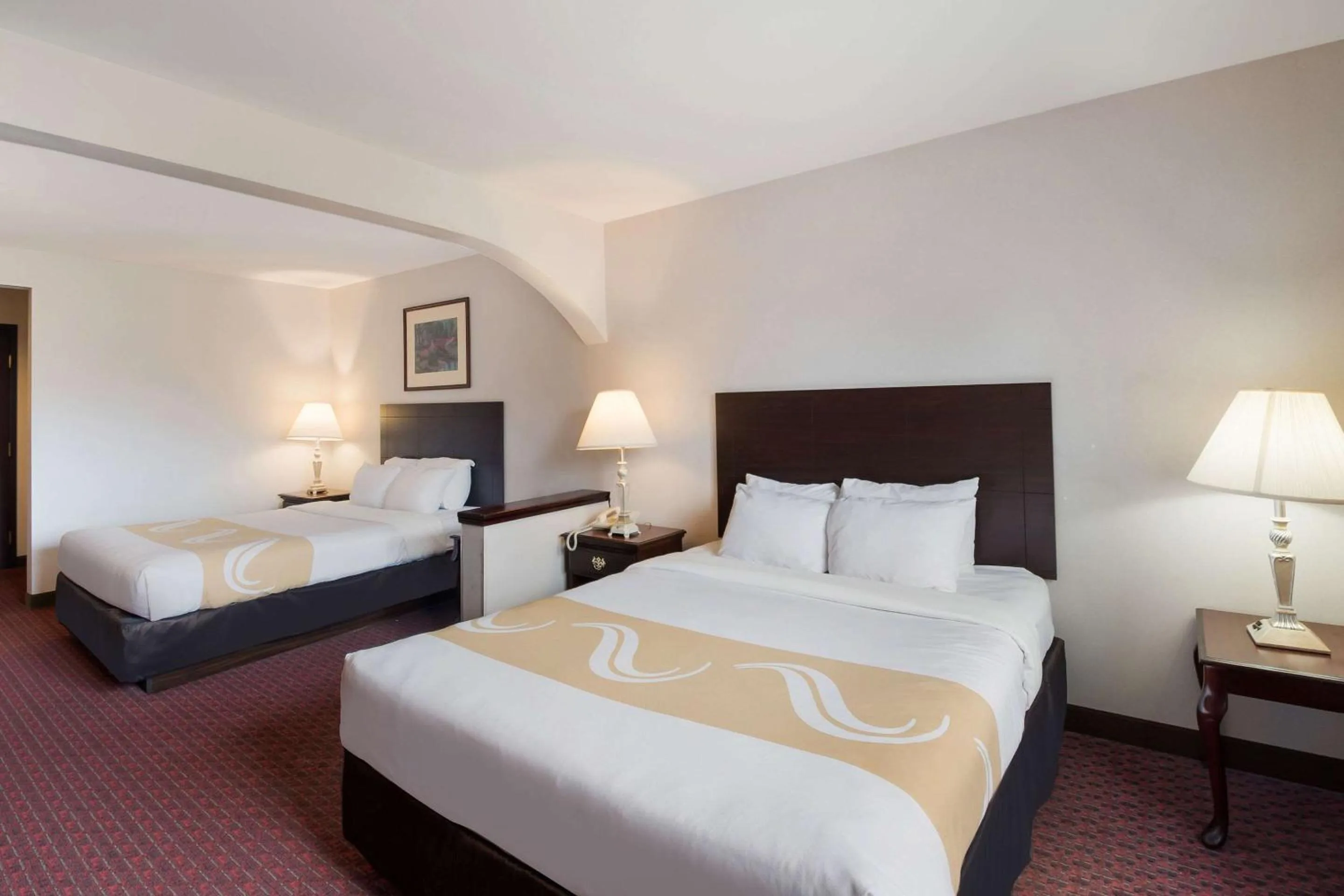 Photo of the whole room, Bed in Quality Inn Grand Suites Bellingham