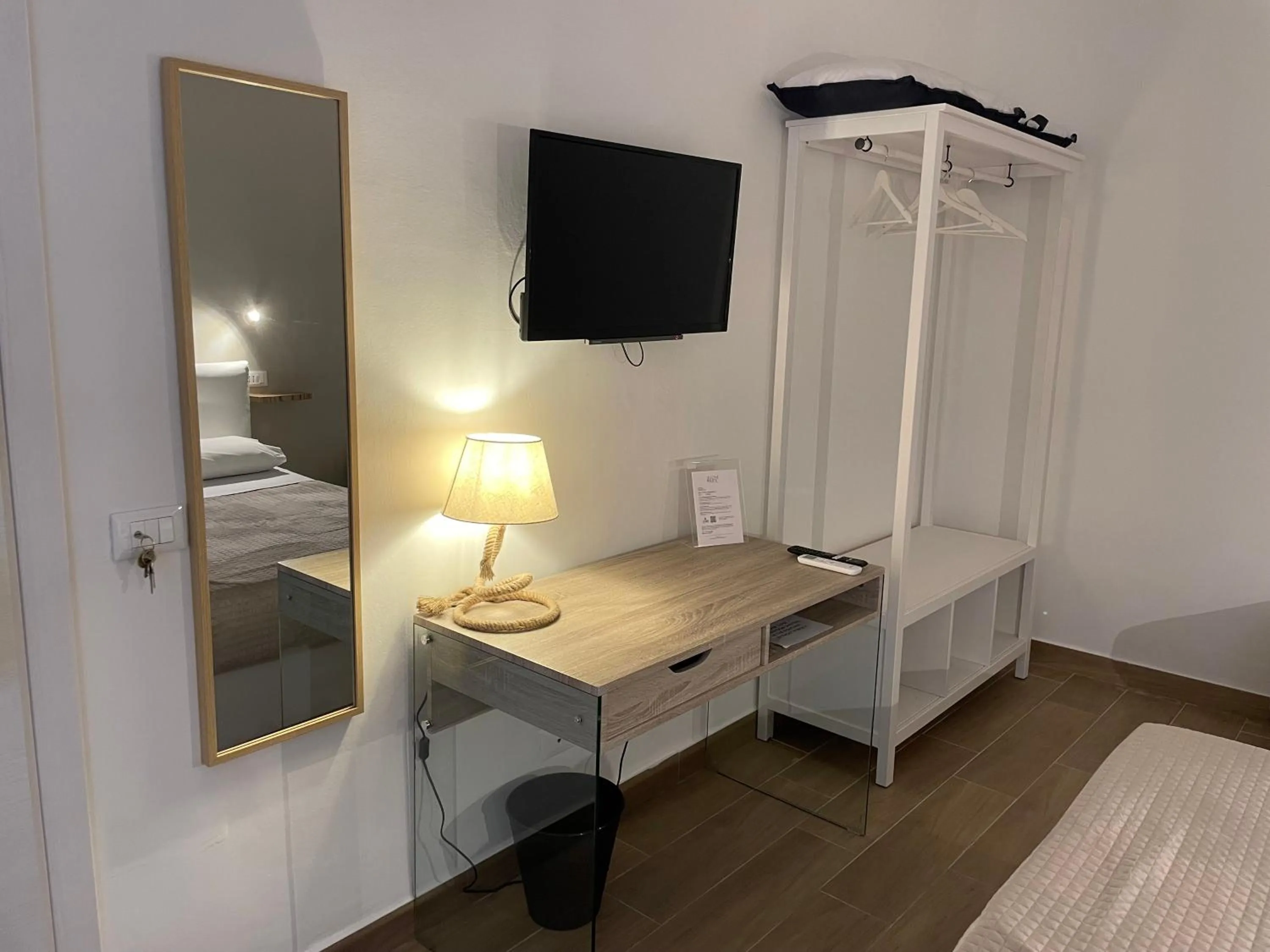 TV and multimedia, Bed in Leone Suite B&B & Restaurant AIC