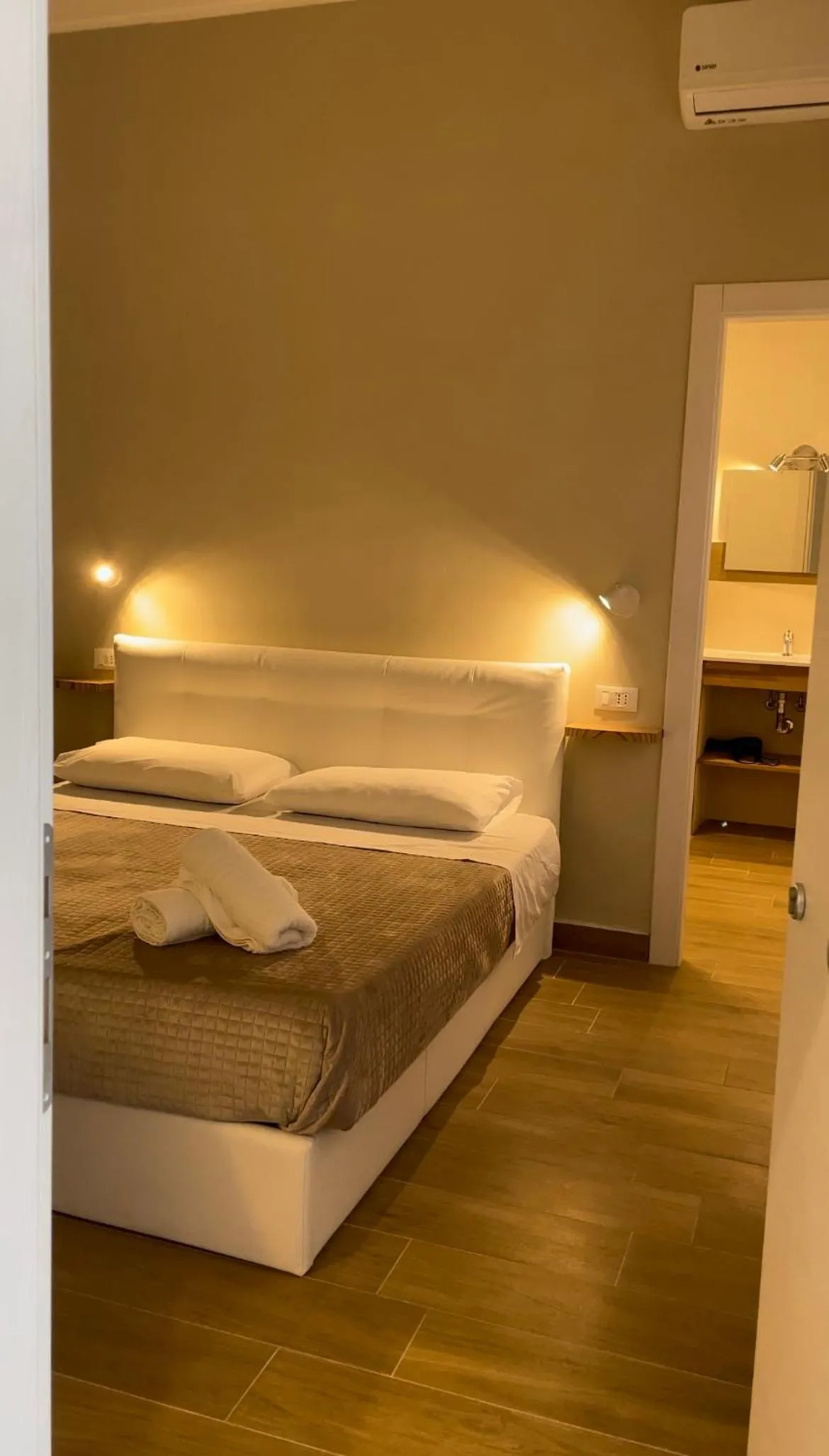 Bedroom, Bed in Leone Suite B&B & Restaurant AIC