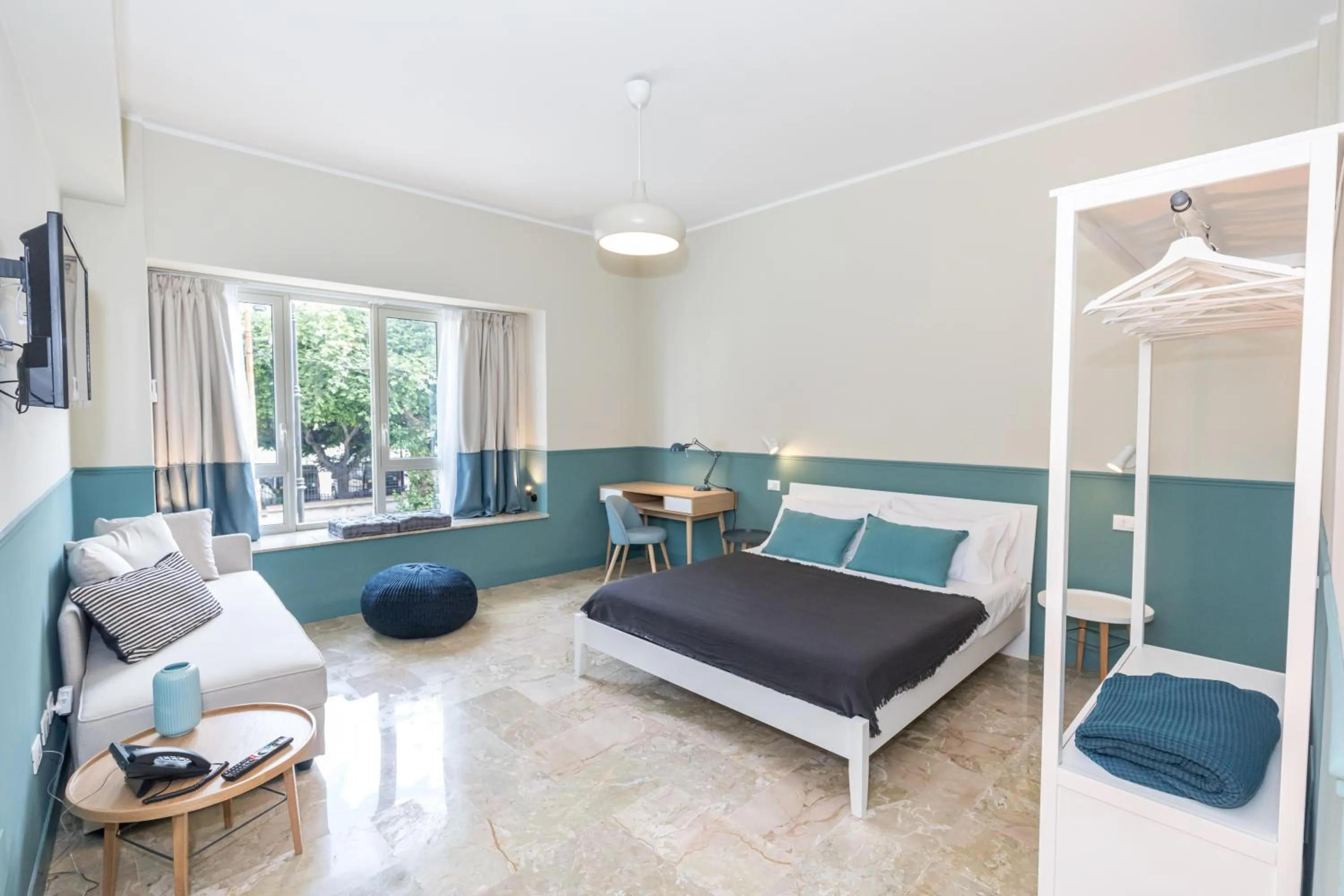 TV and multimedia, Bed in Leone Suite B&B & Restaurant AIC