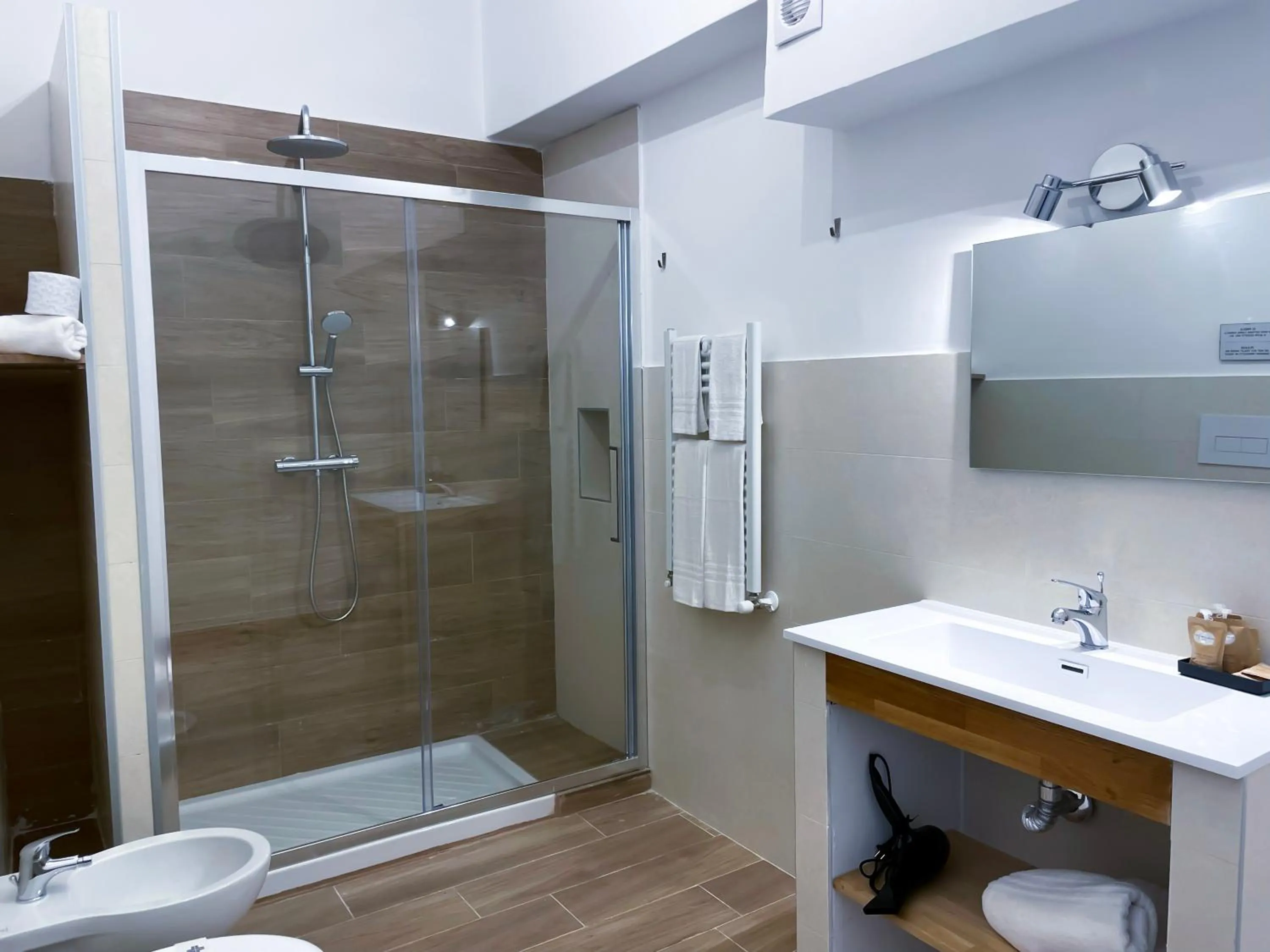 Shower in Leone Suite B&B & Restaurant AIC