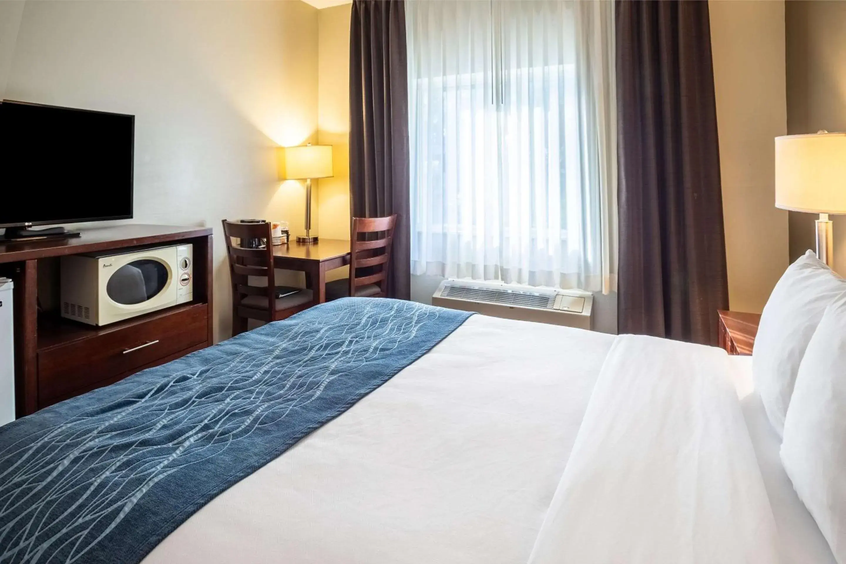 Bedroom, Bed in Comfort Inn Lacey - Olympia Bedroom, Bed in Comfort Inn Lacey - Olympia