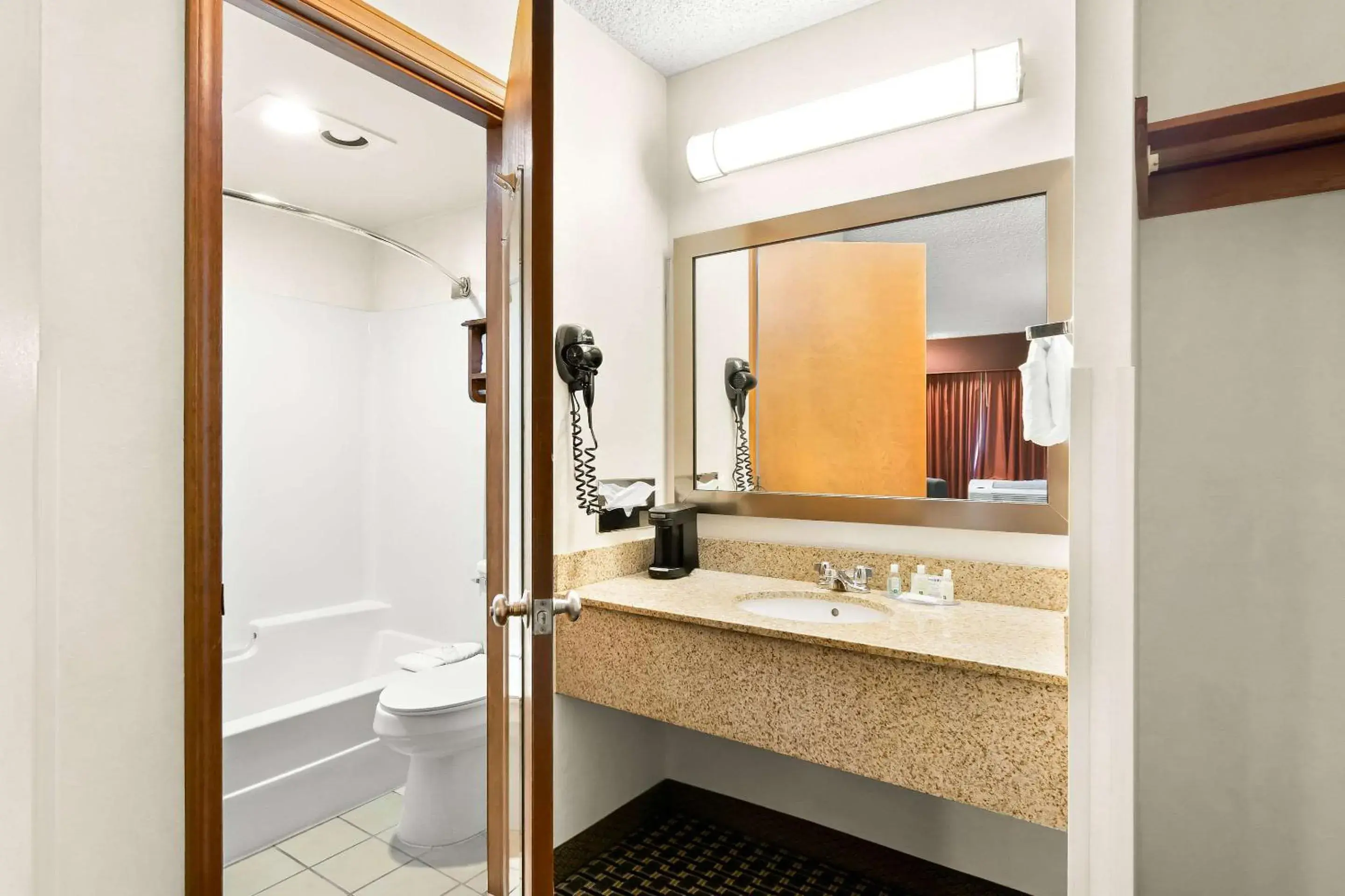 Bedroom in Quality Inn Mount Vernon Bedroom in Quality Inn Mount Vernon