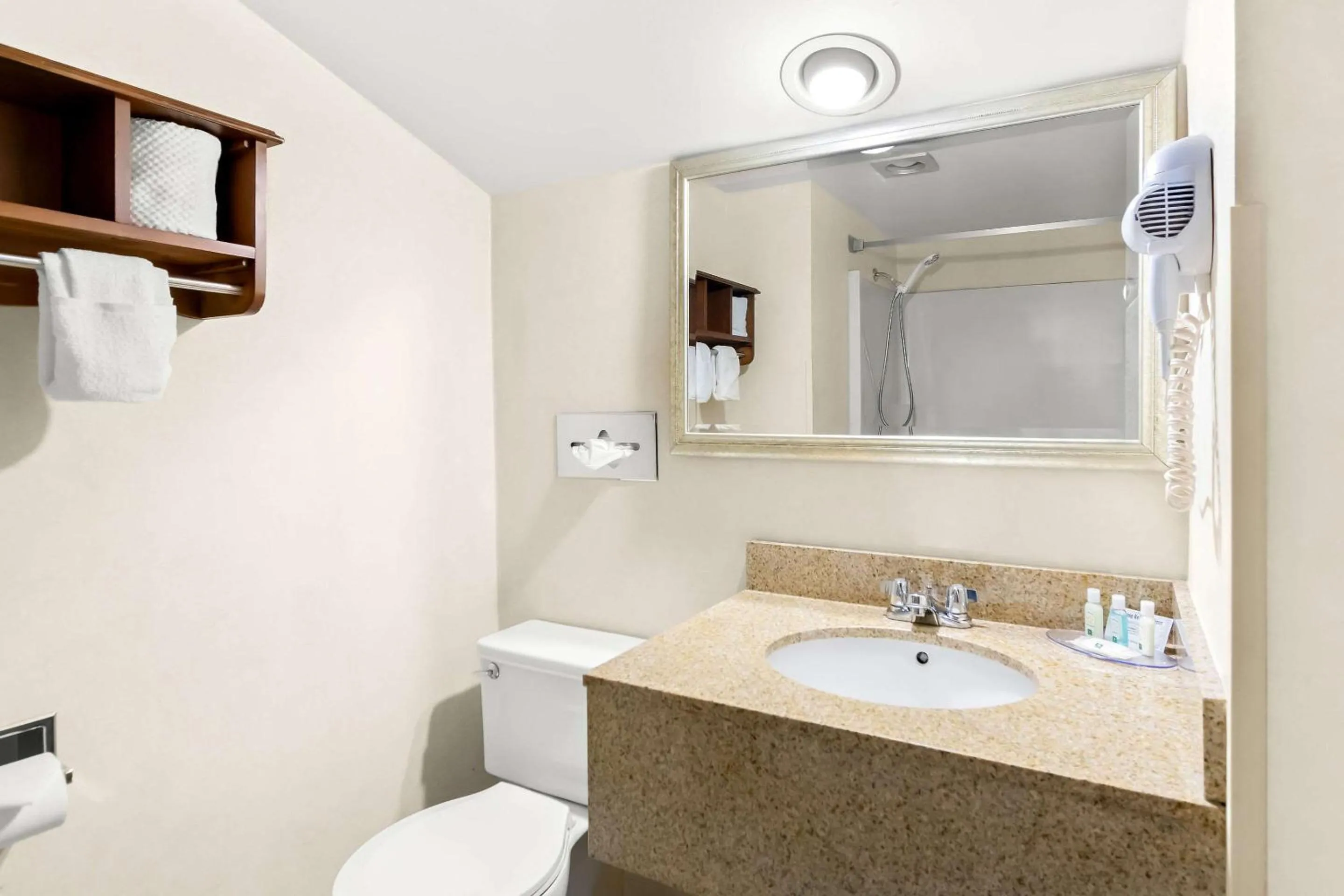 Bedroom in Quality Inn Mount Vernon