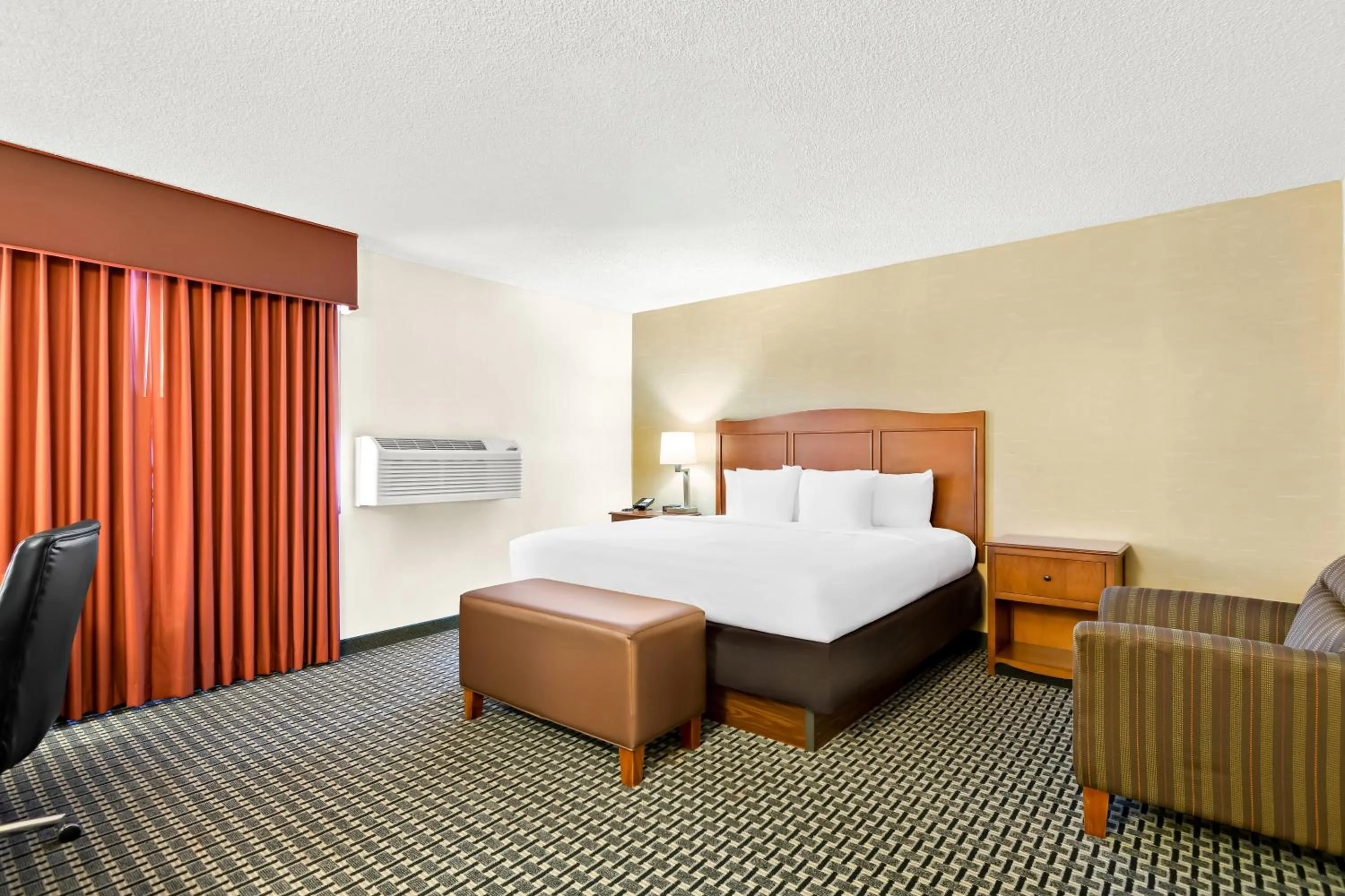 Seating area, Bed in Quality Inn Mount Vernon