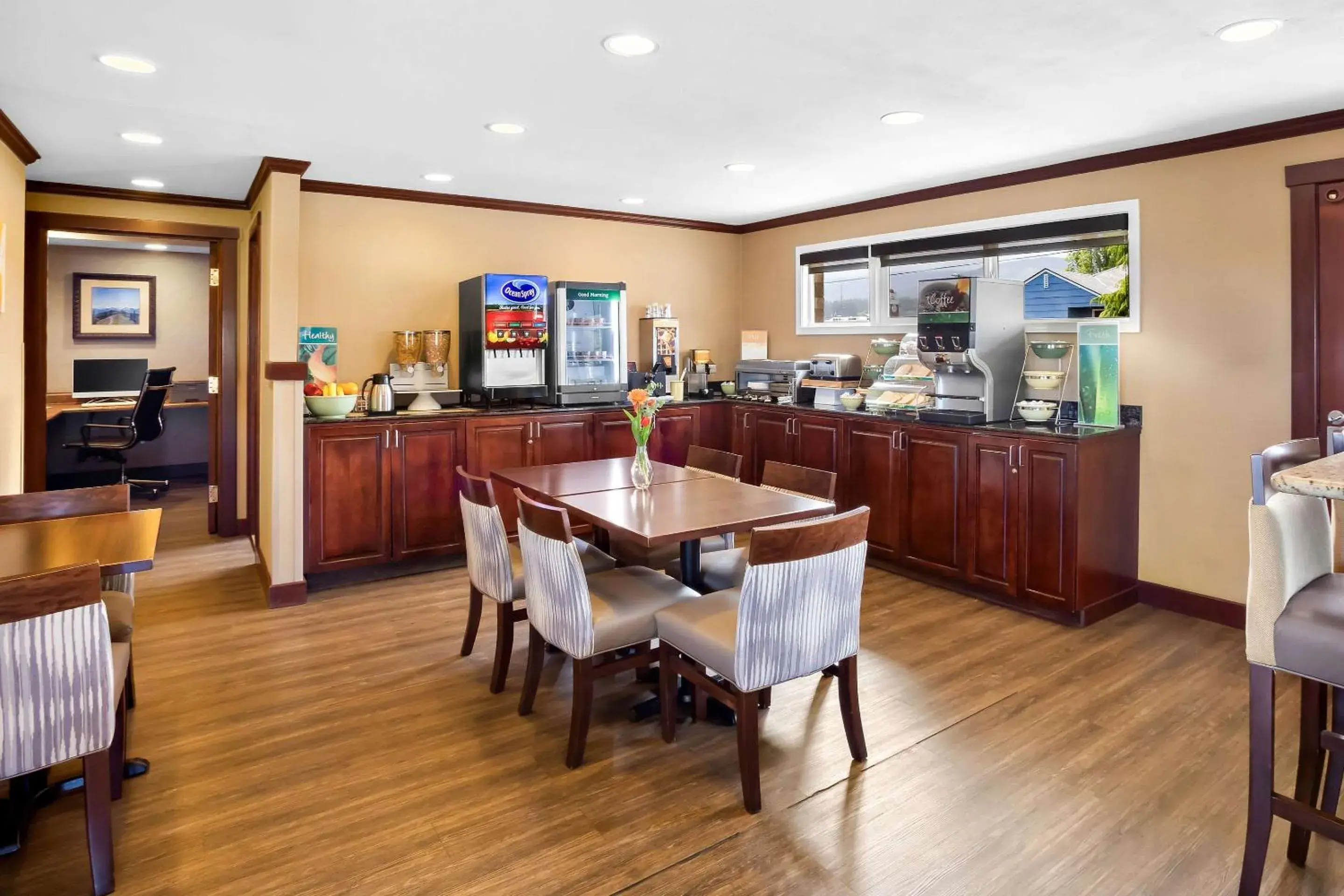 Breakfast in Quality Inn Port Angeles - near Olympic National Park Breakfast in Quality Inn Port Angeles - near Olympic National Park