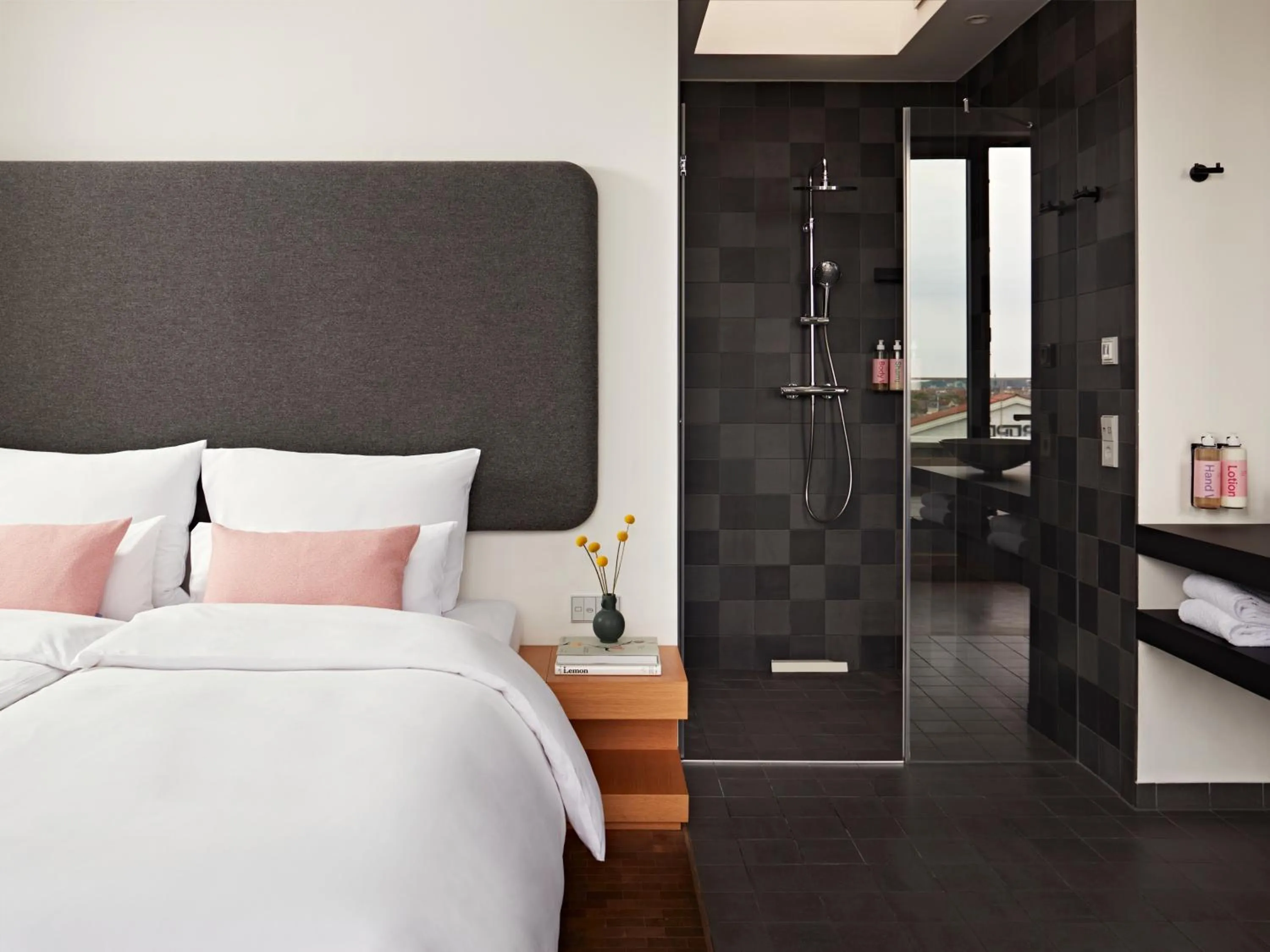 Shower, Bed in Numa Berlin Drift