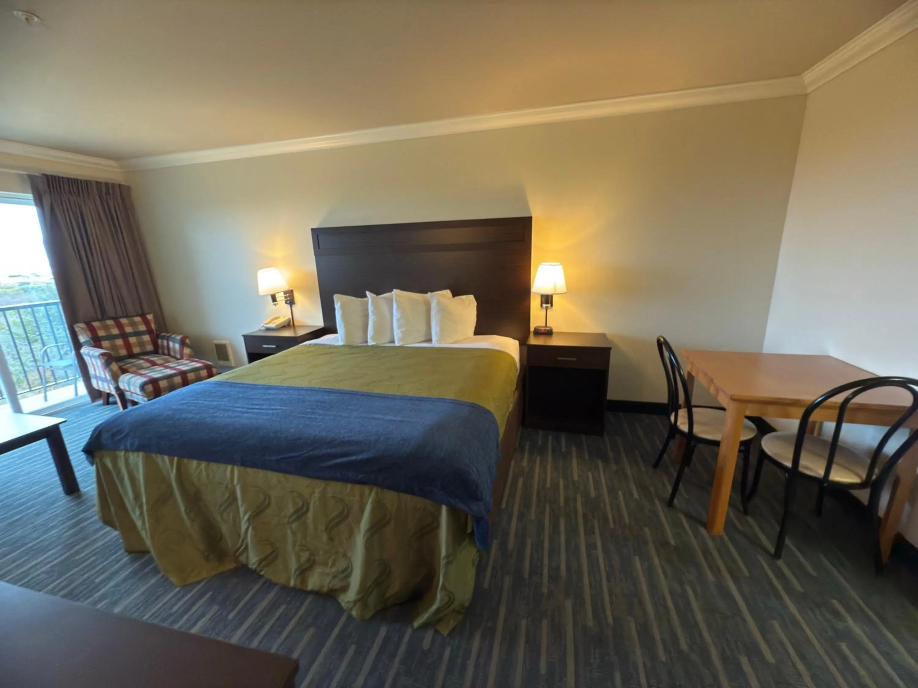 Bed in Coratel Inn and Suites By Jasper Ocean Shores