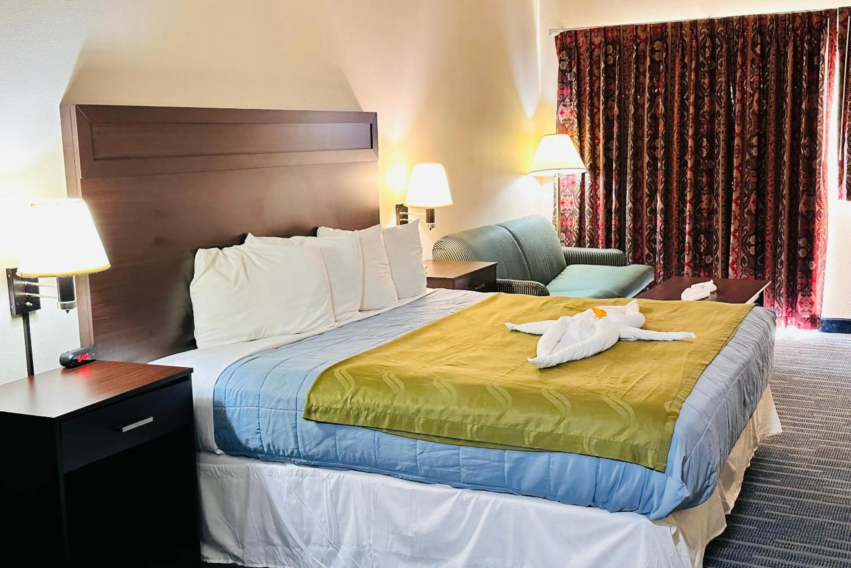 Bed in Ocean Paradise Hotel & Resort