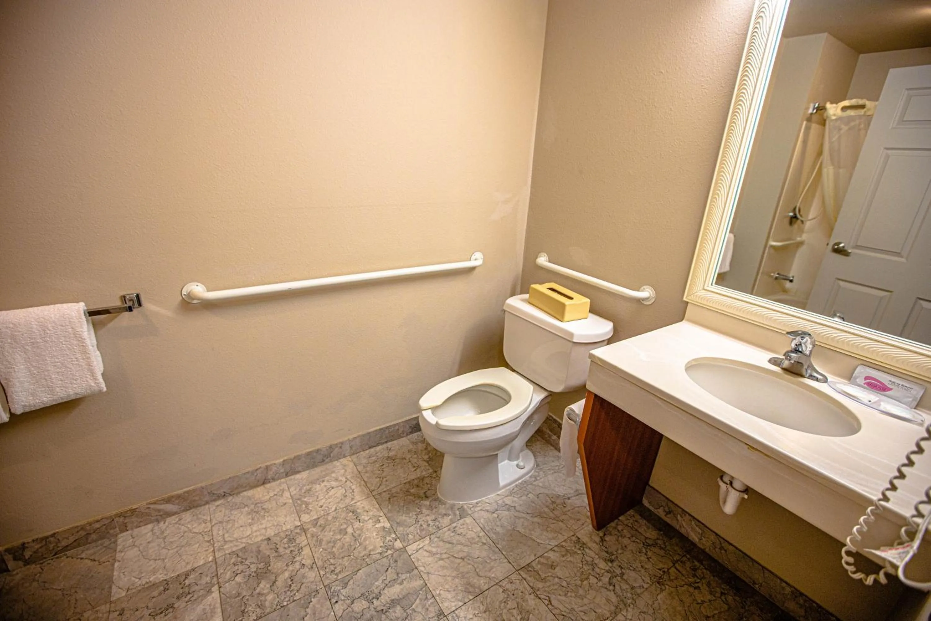 Toilet in Ocean Paradise Hotel & Resort