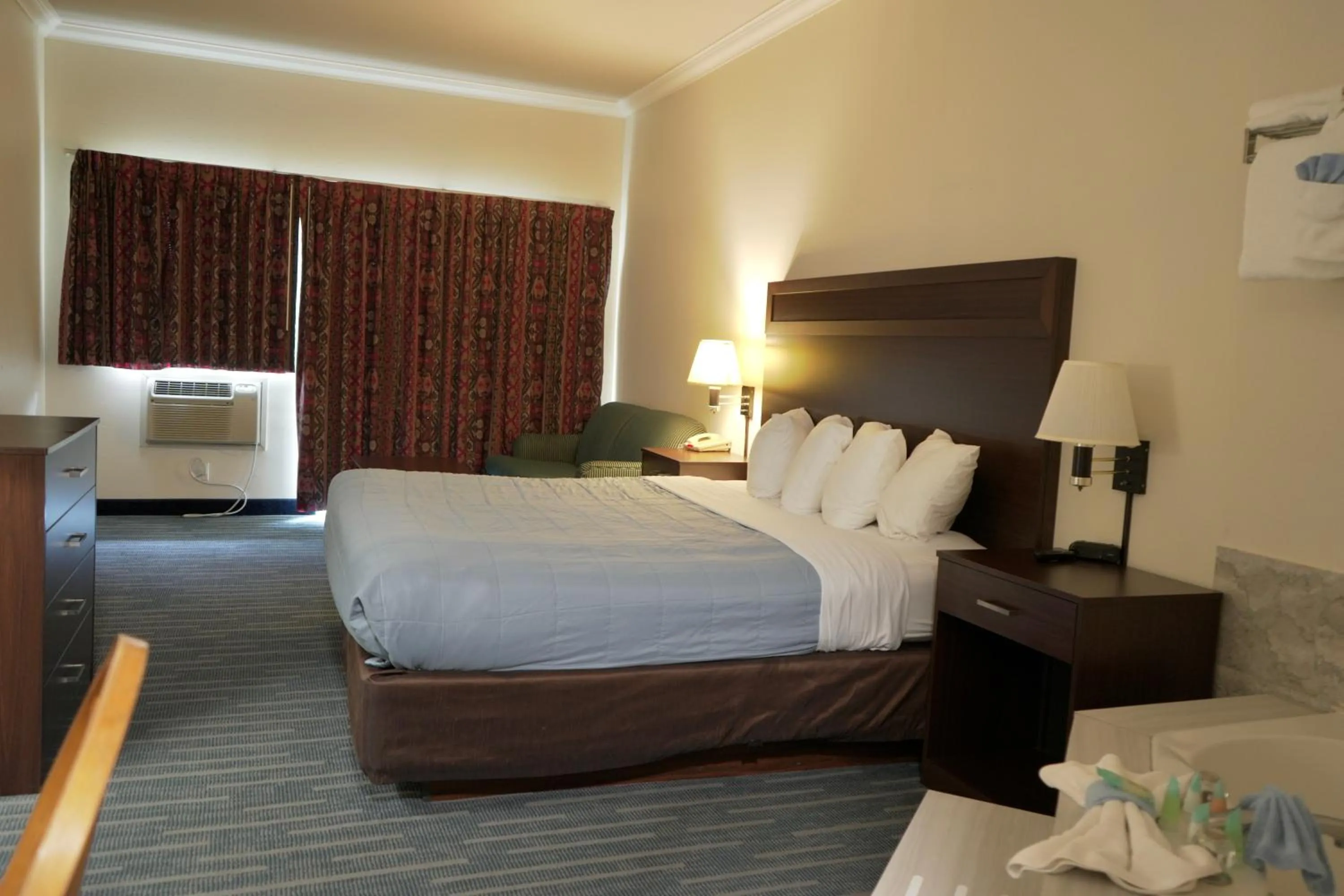 Bed in Ocean Paradise Hotel & Resort