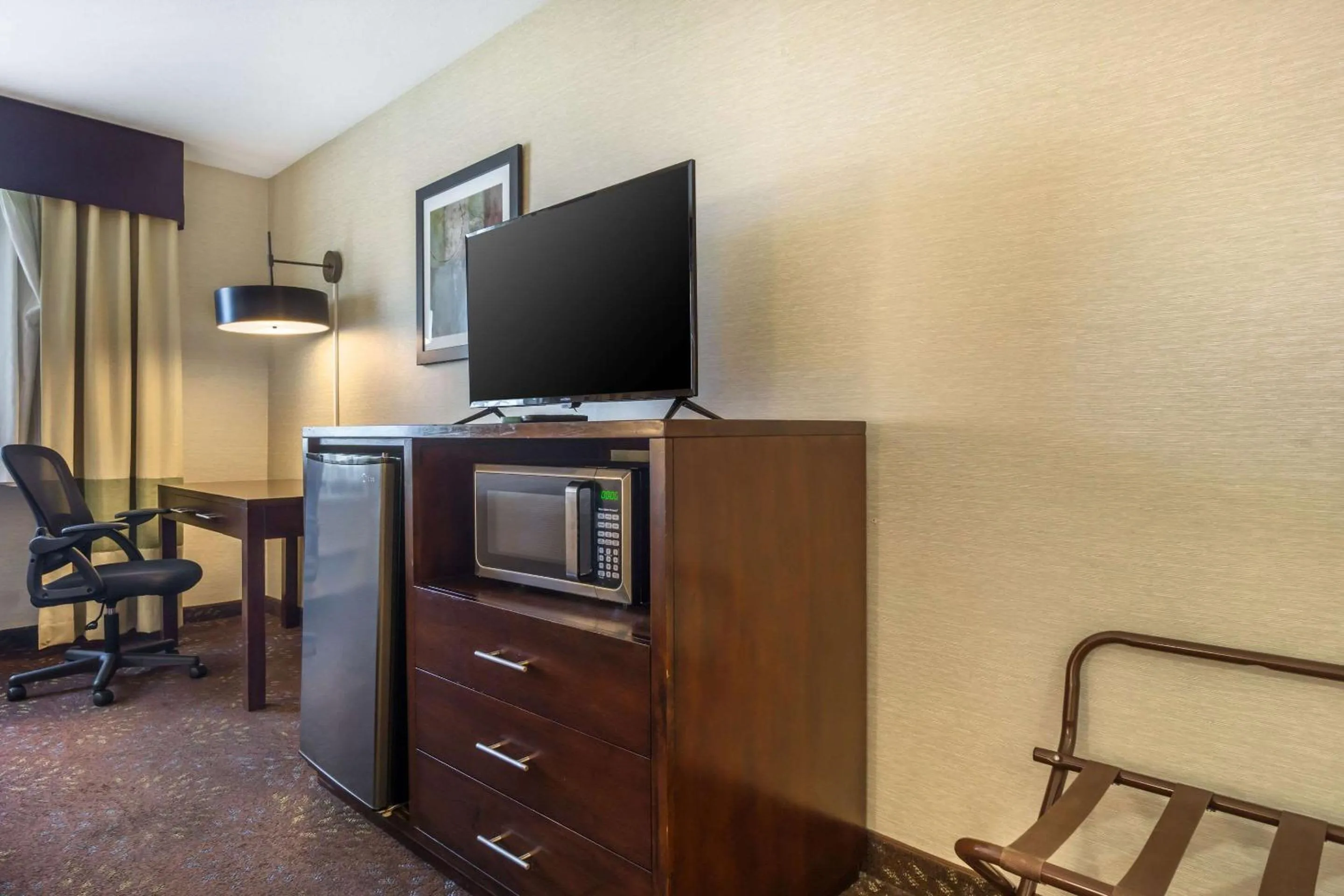 Bedroom in Comfort Inn Federal Way - Seattle