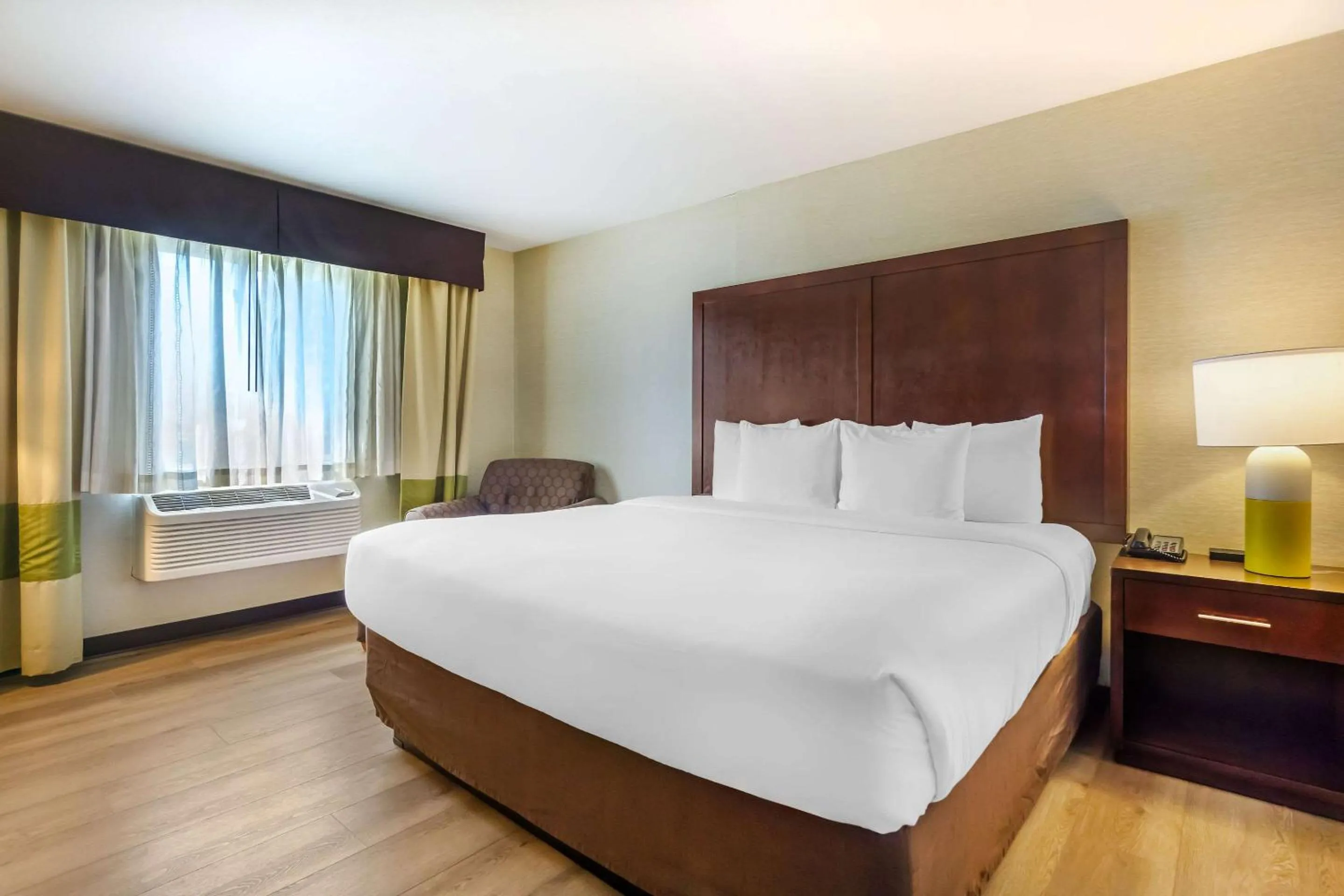 Bedroom, Bed in Comfort Inn Federal Way - Seattle