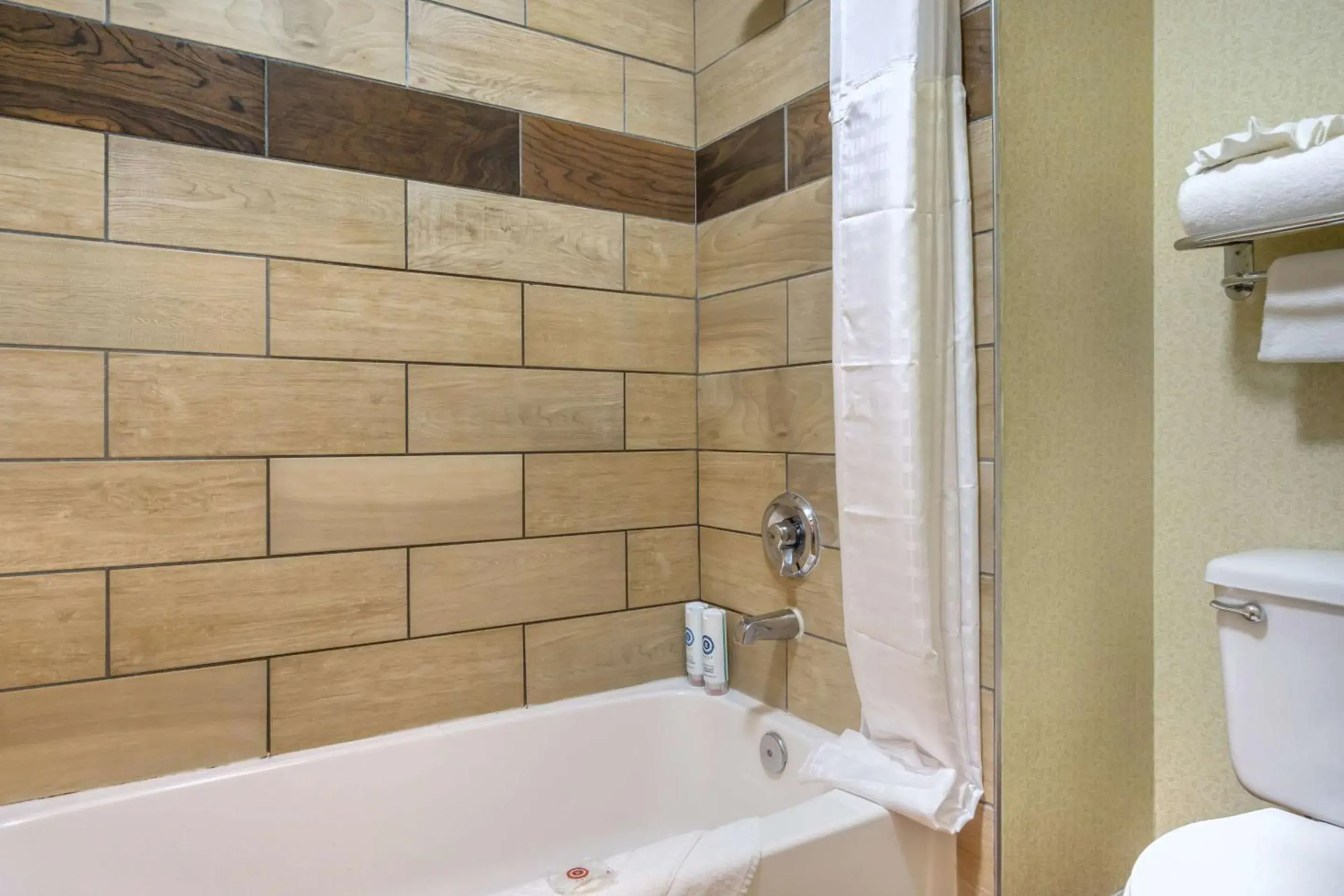 King Suite - Non-Smoking in Comfort Inn Federal Way - Seattle King Suite - Non-Smoking in Comfort Inn Federal Way - Seattle