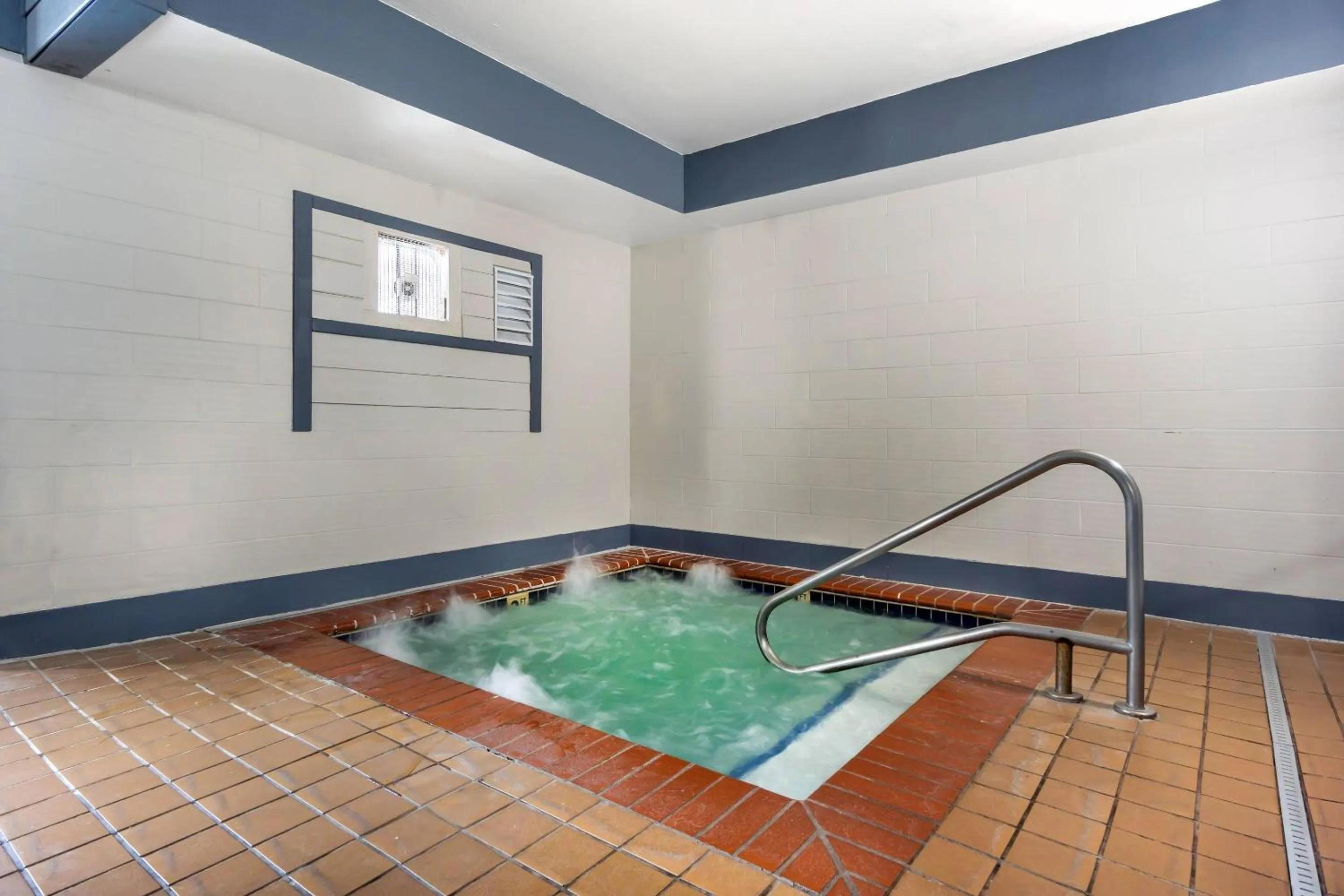 Swimming pool in Comfort Inn Federal Way - Seattle
