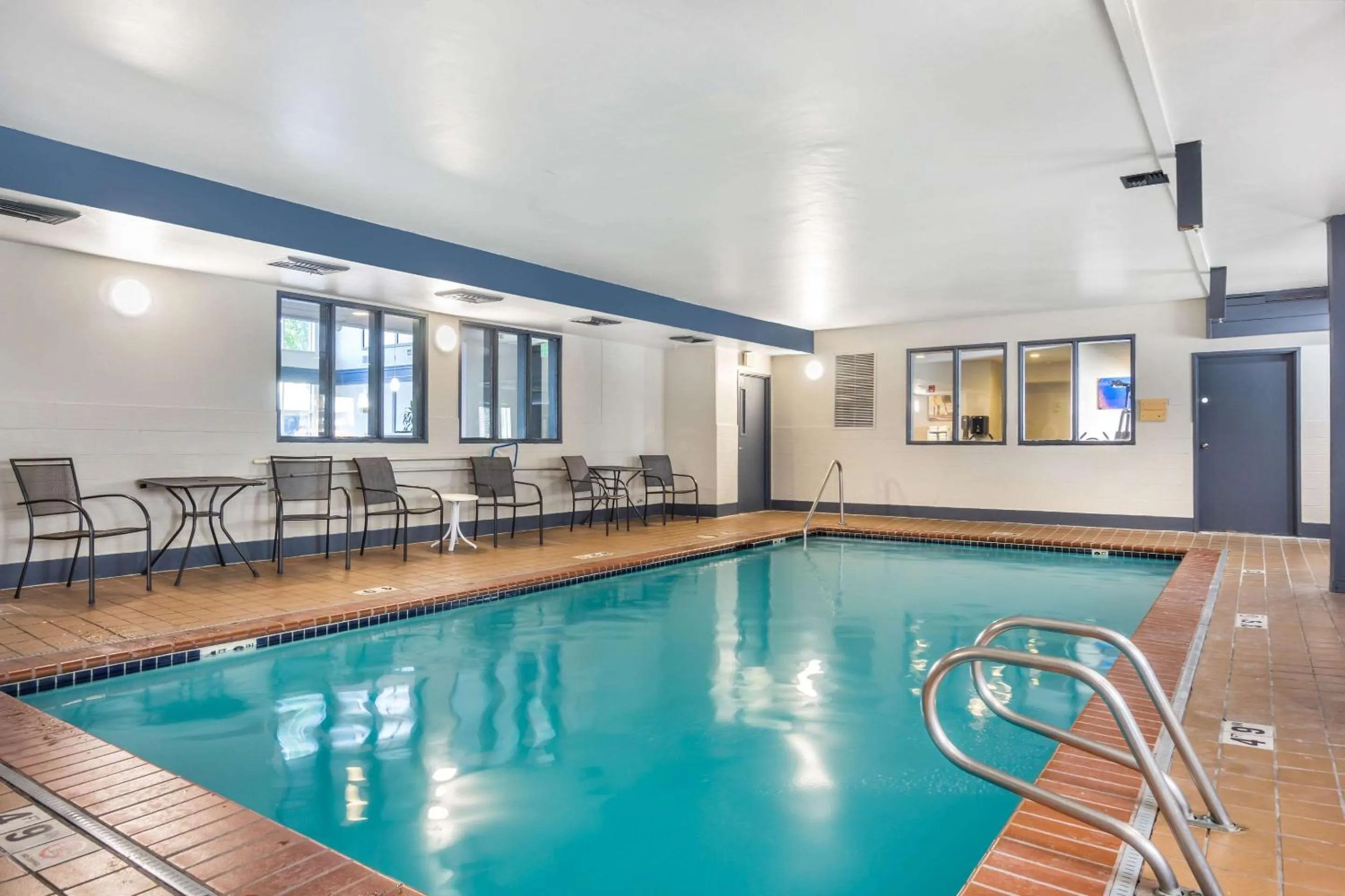 Swimming pool in Comfort Inn Federal Way - Seattle