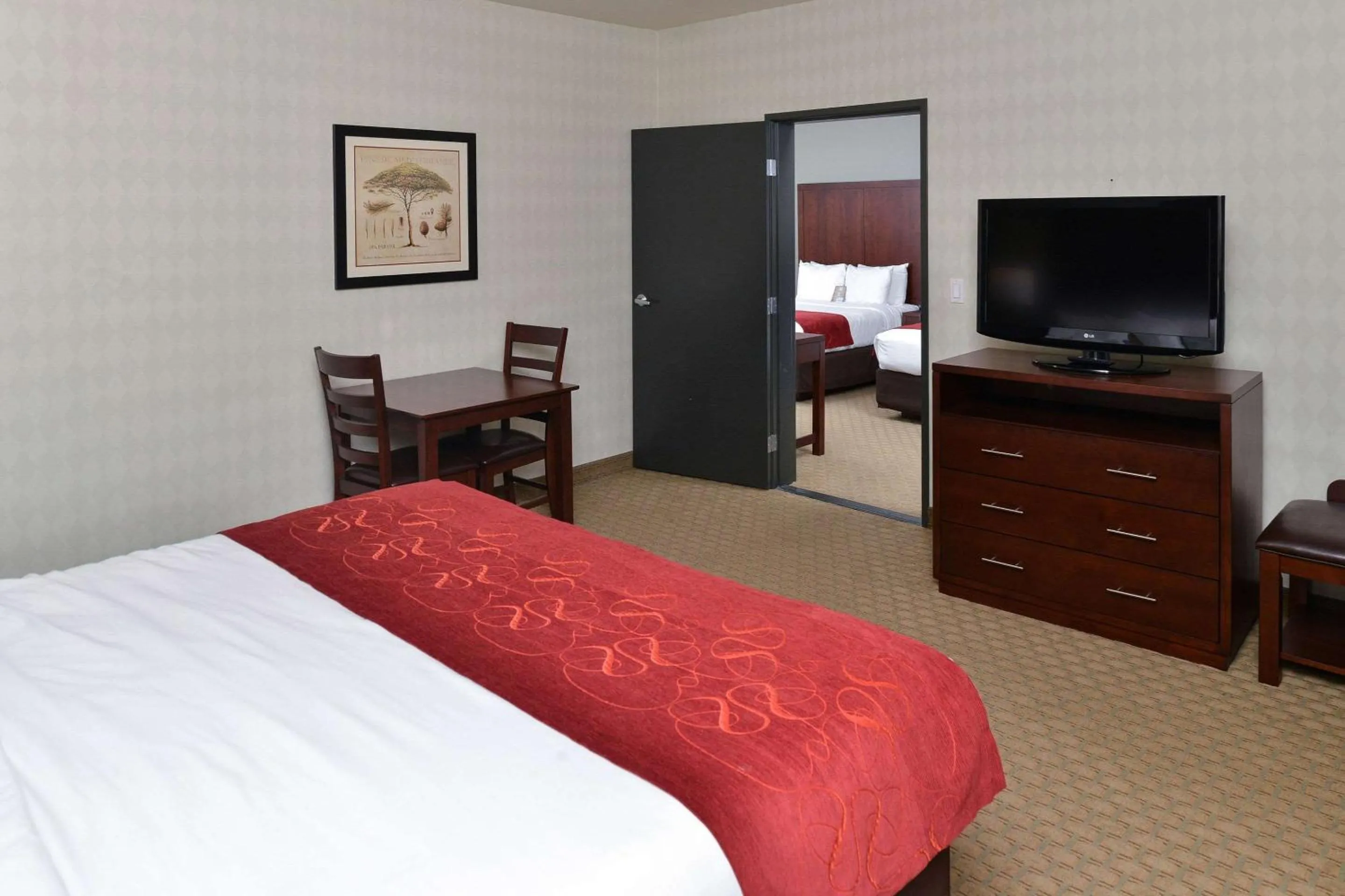 Photo of the whole room, Bed in Comfort Suites Airport Tukwila Seattle
