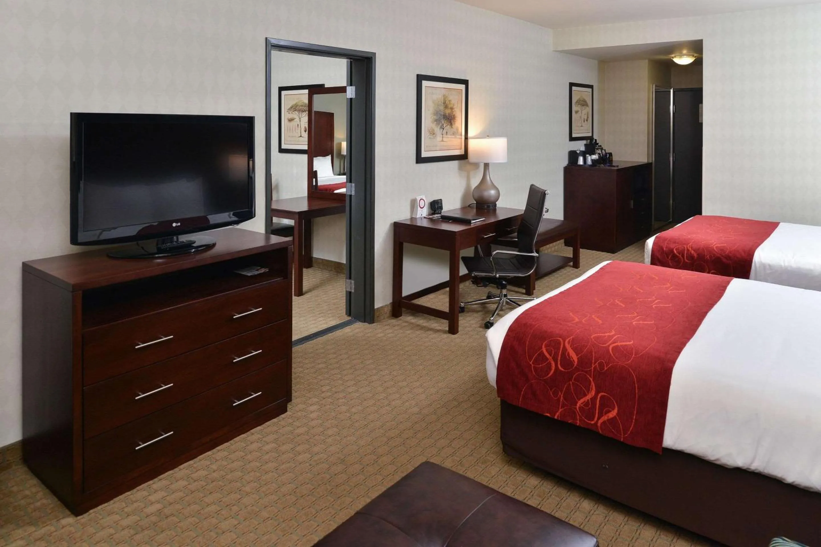 Photo of the whole room, Bed in Comfort Suites Airport Tukwila Seattle