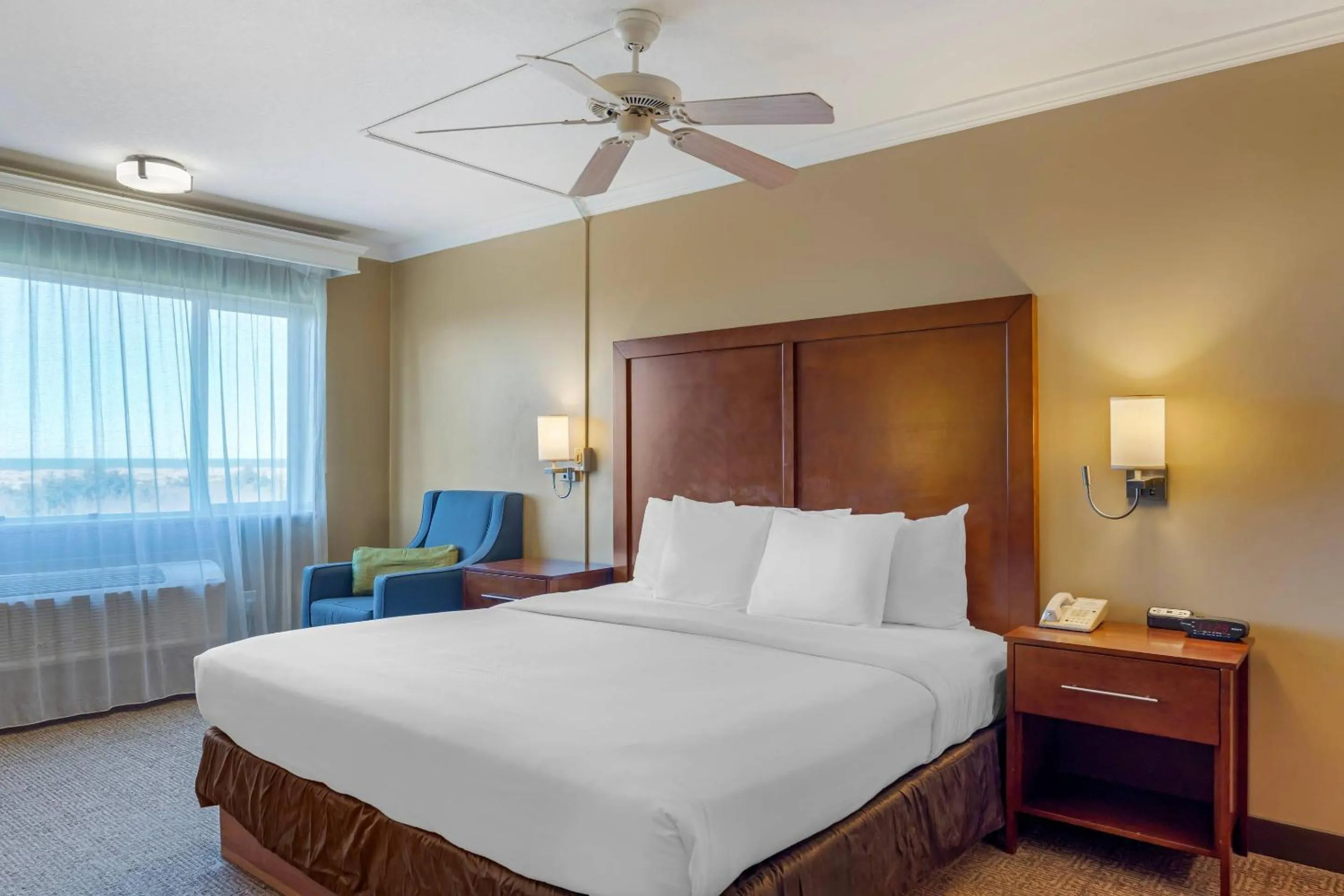 Bedroom, Bed in Comfort Inn & Suites Ocean Shores