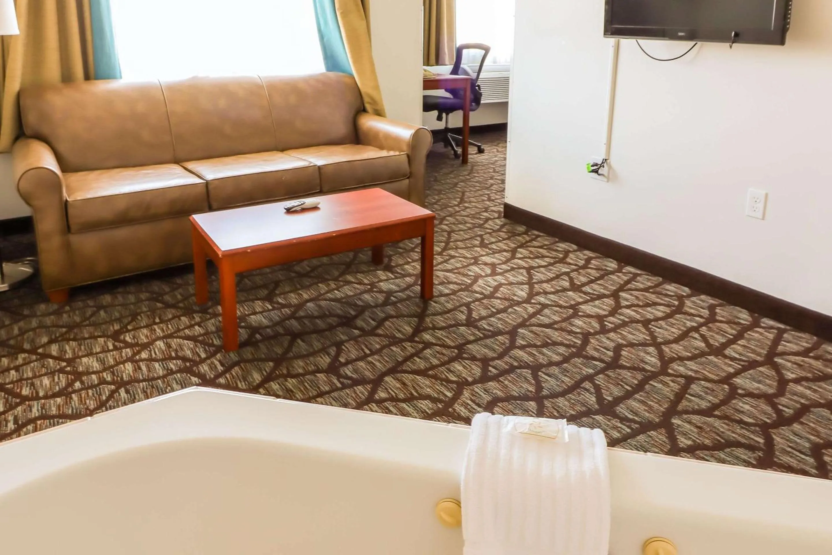 Bedroom in Quality Inn & Suites Sequim at Olympic National Park