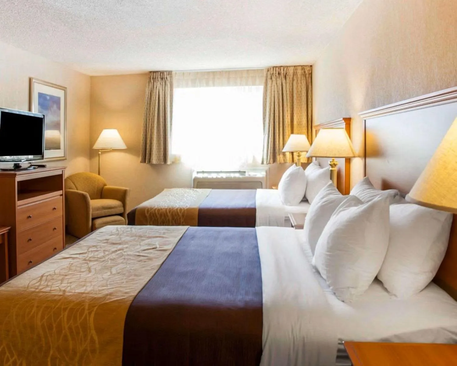 Bed in Quality Inn Kirkland