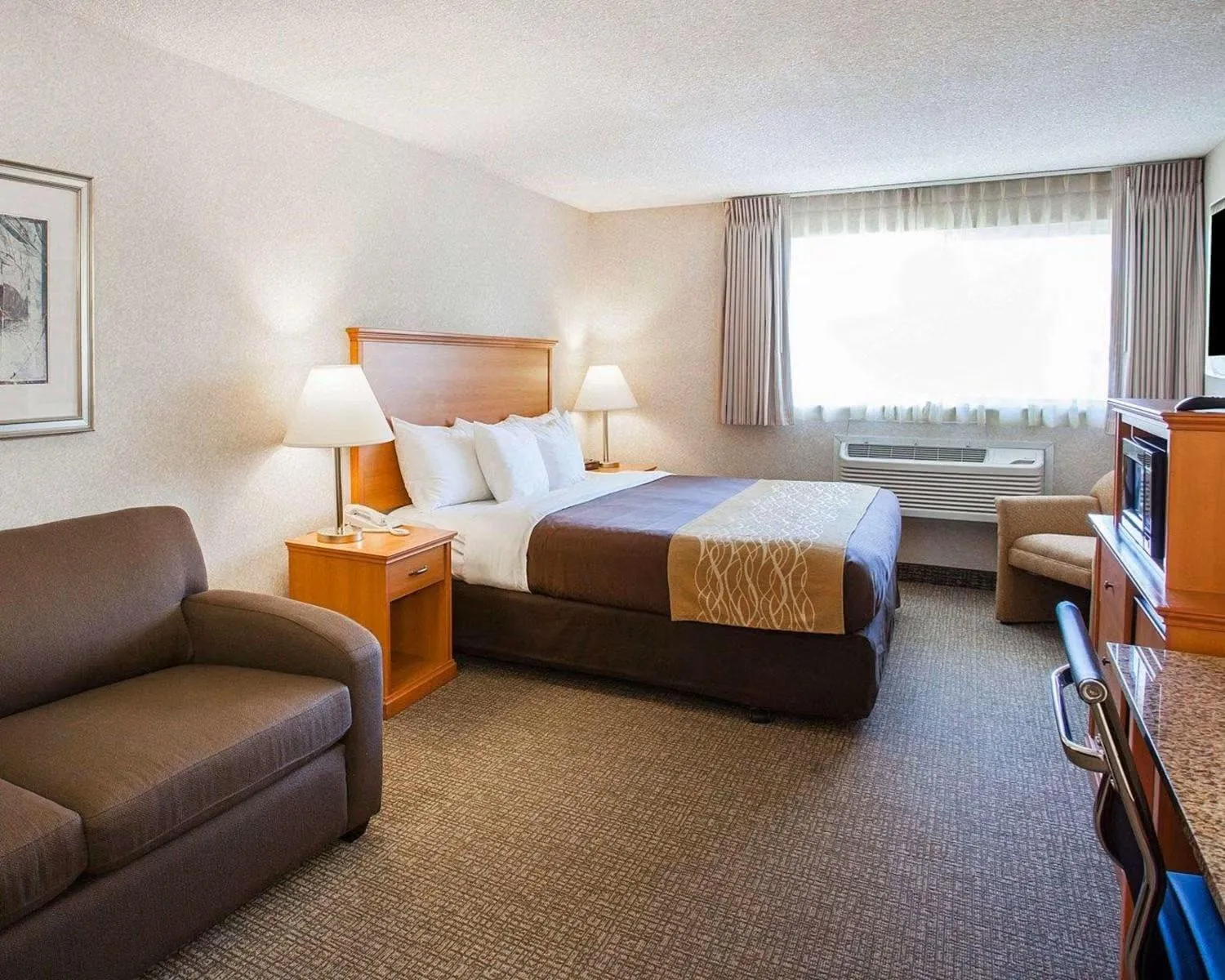 Bed in Quality Inn Kirkland