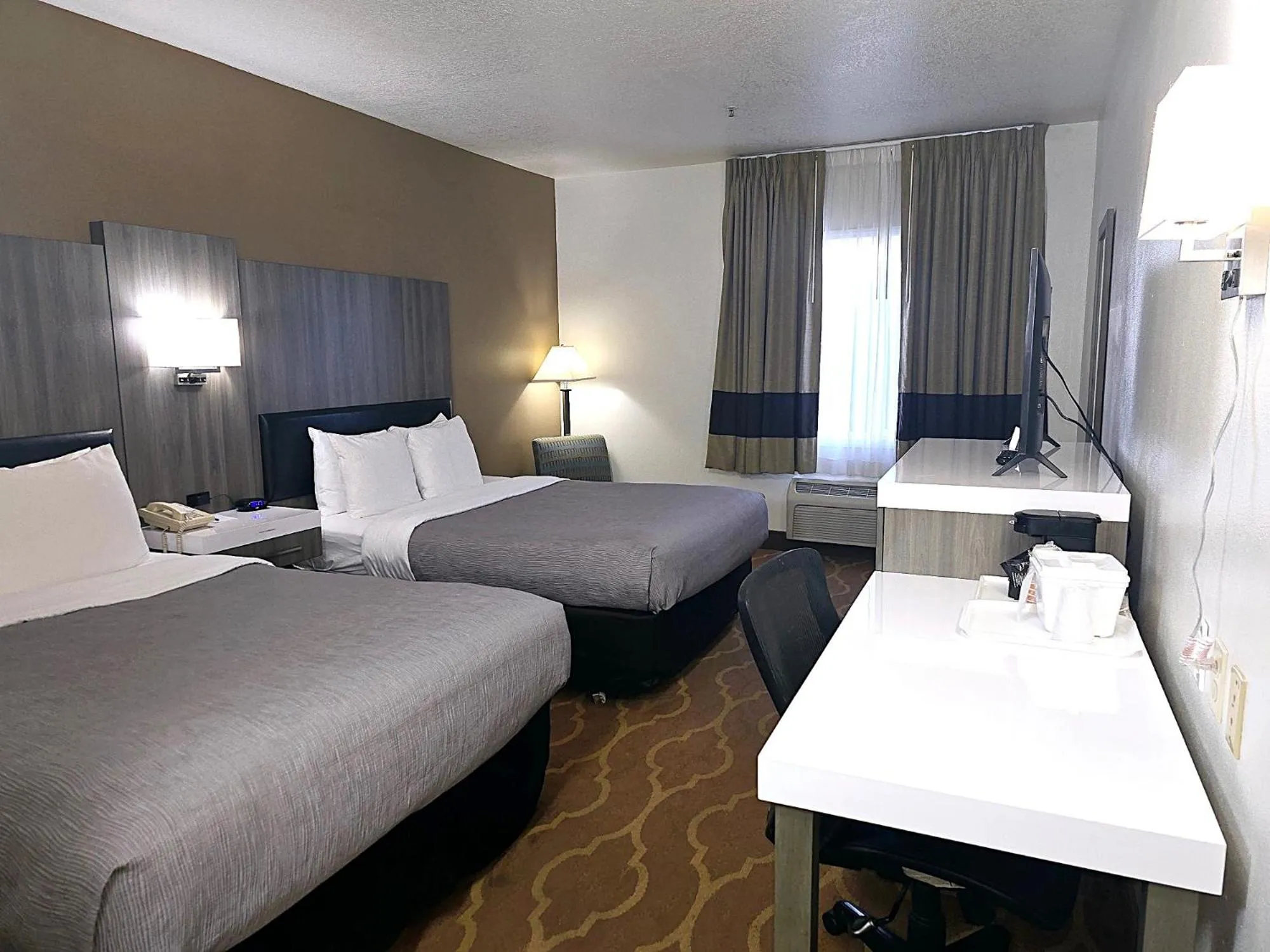 Photo of the whole room, Bed in Quality Inn & Suites Longview Kelso
