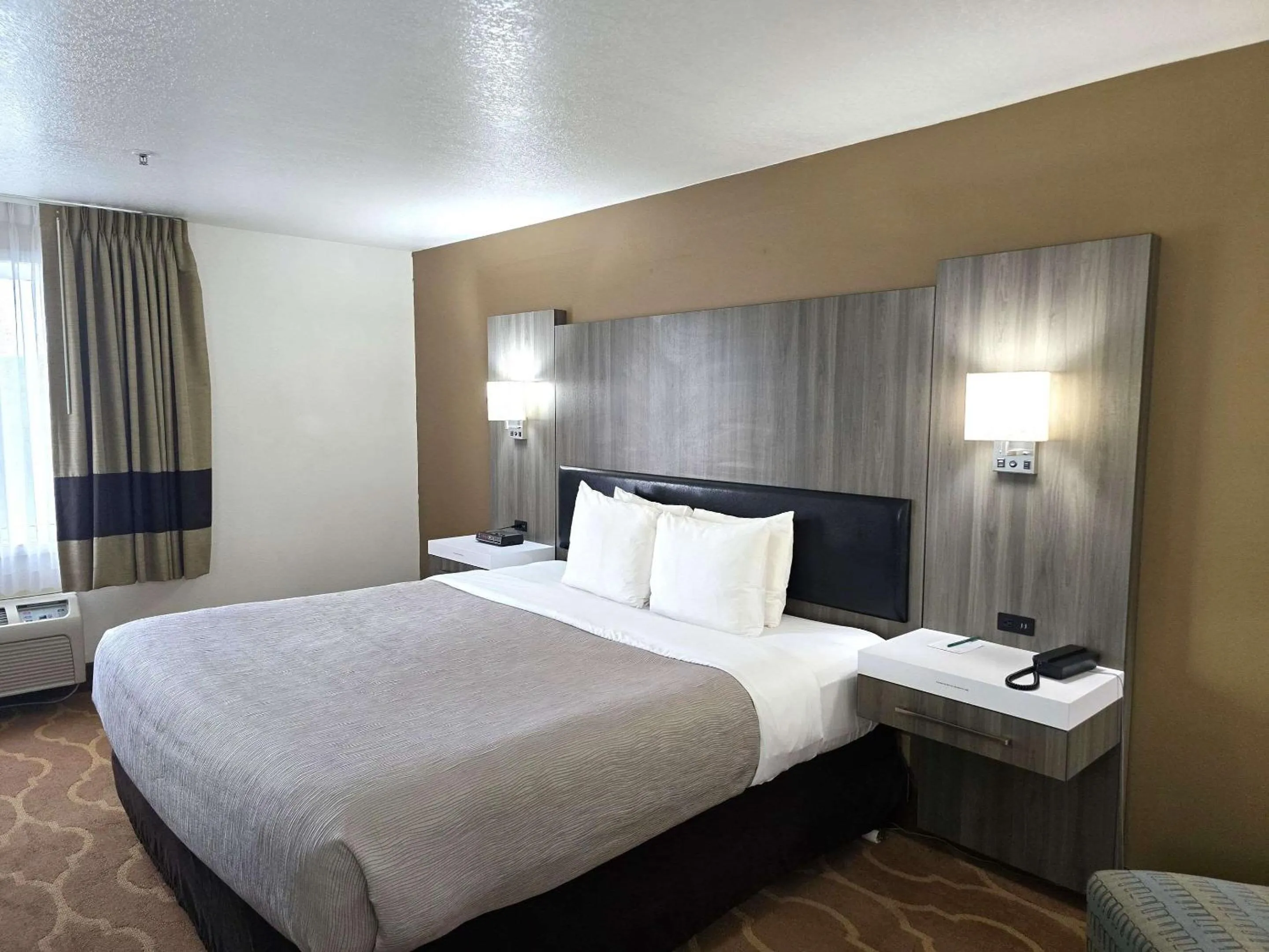 Bedroom, Bed in Quality Inn & Suites Longview Kelso