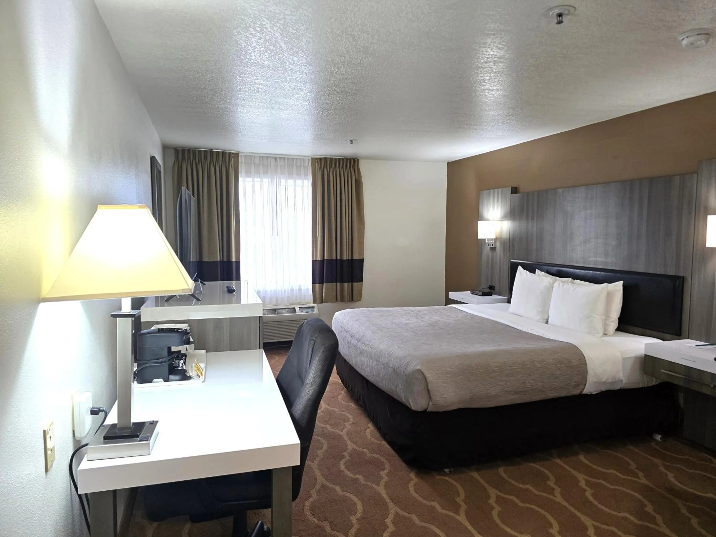 Photo of the whole room, Bed in Quality Inn & Suites Longview Kelso
