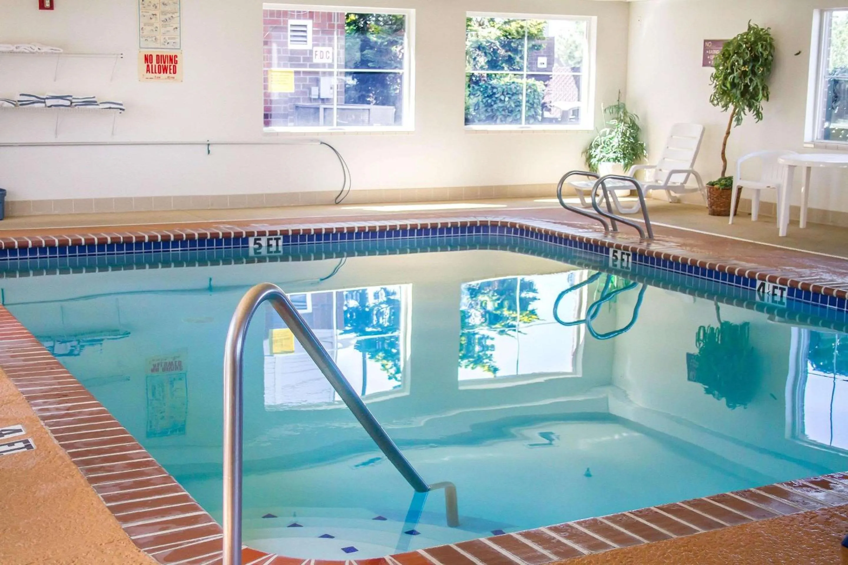 Swimming pool in Quality Inn & Suites Longview Kelso