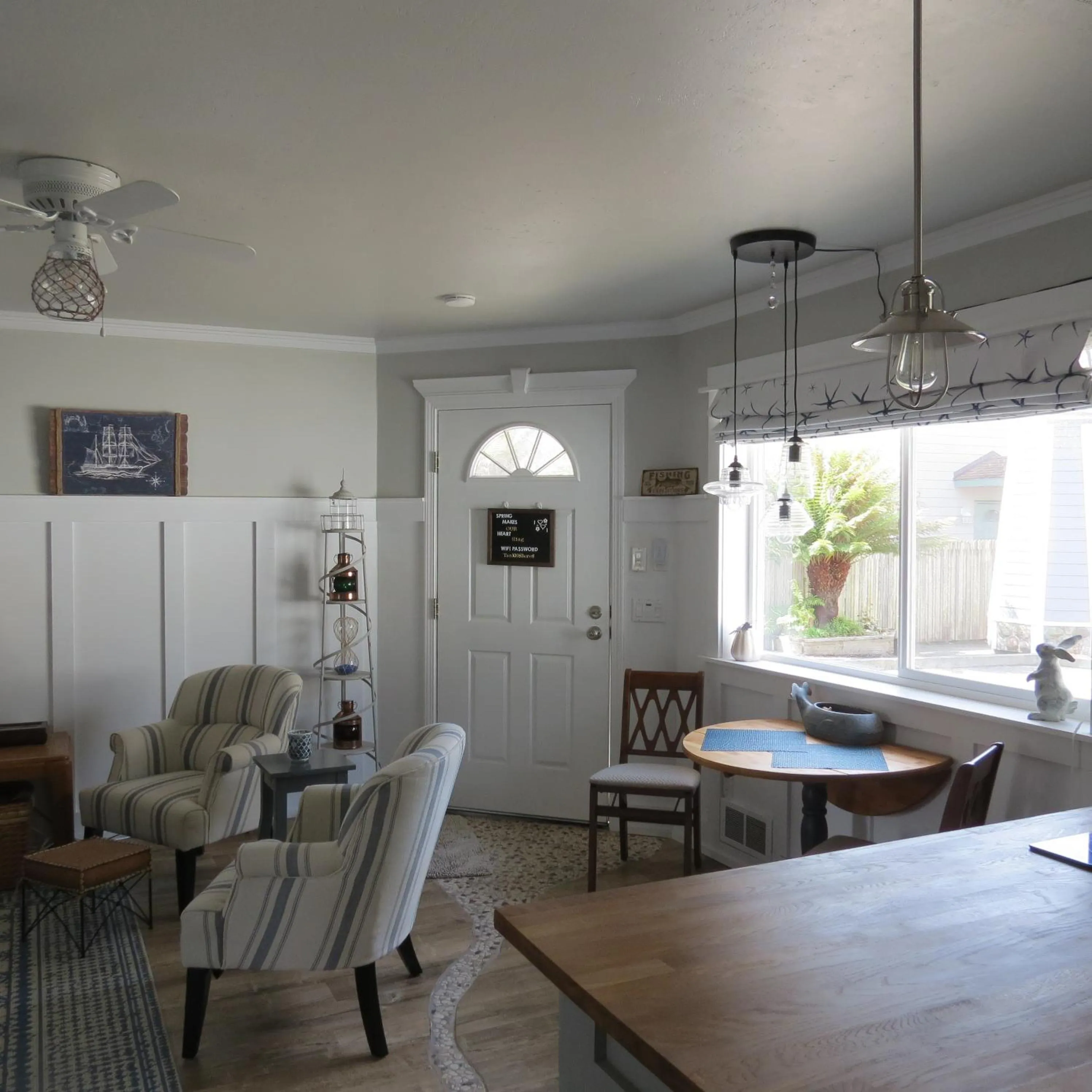 Living room in Tanbark Shores Guest Suite